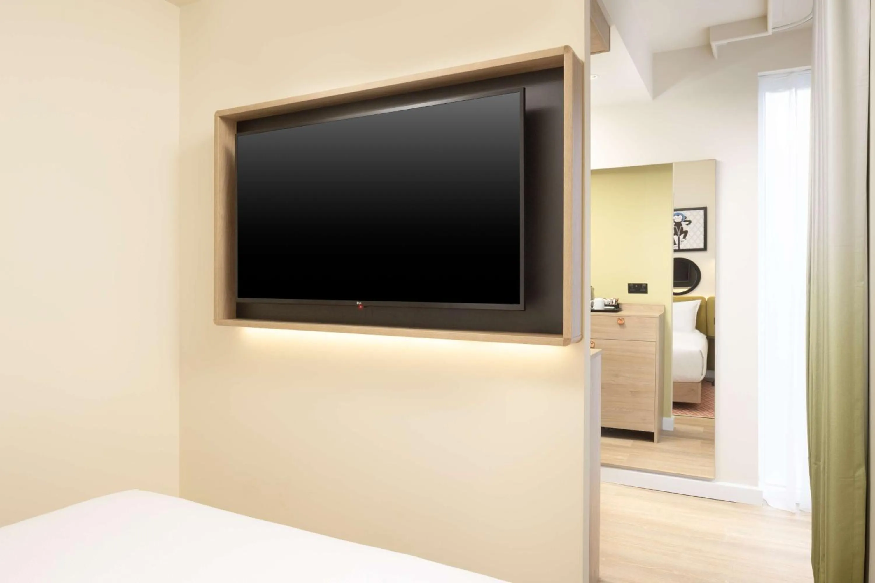 TV and multimedia, Bed in Hampton By Hilton London Old Street