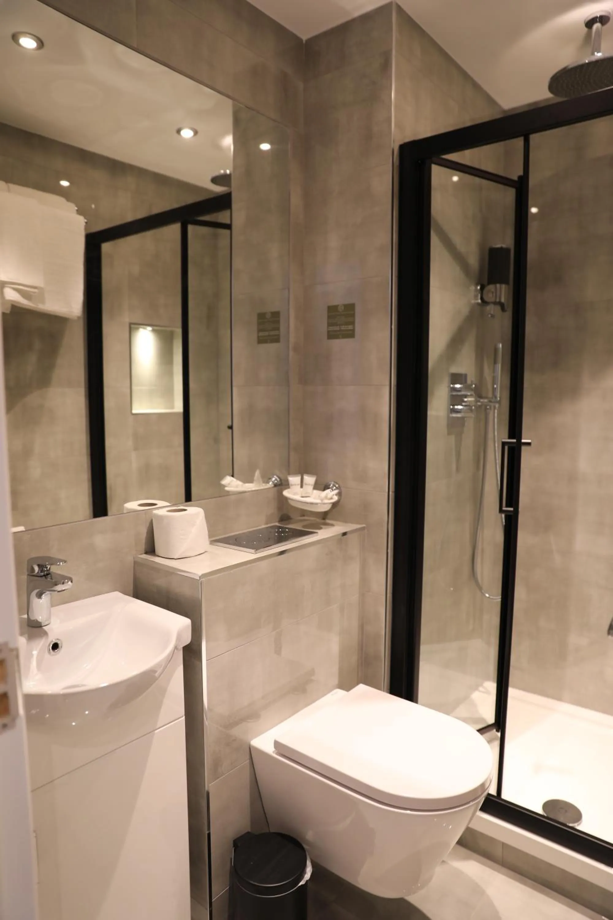 Shower in Reem Hotel