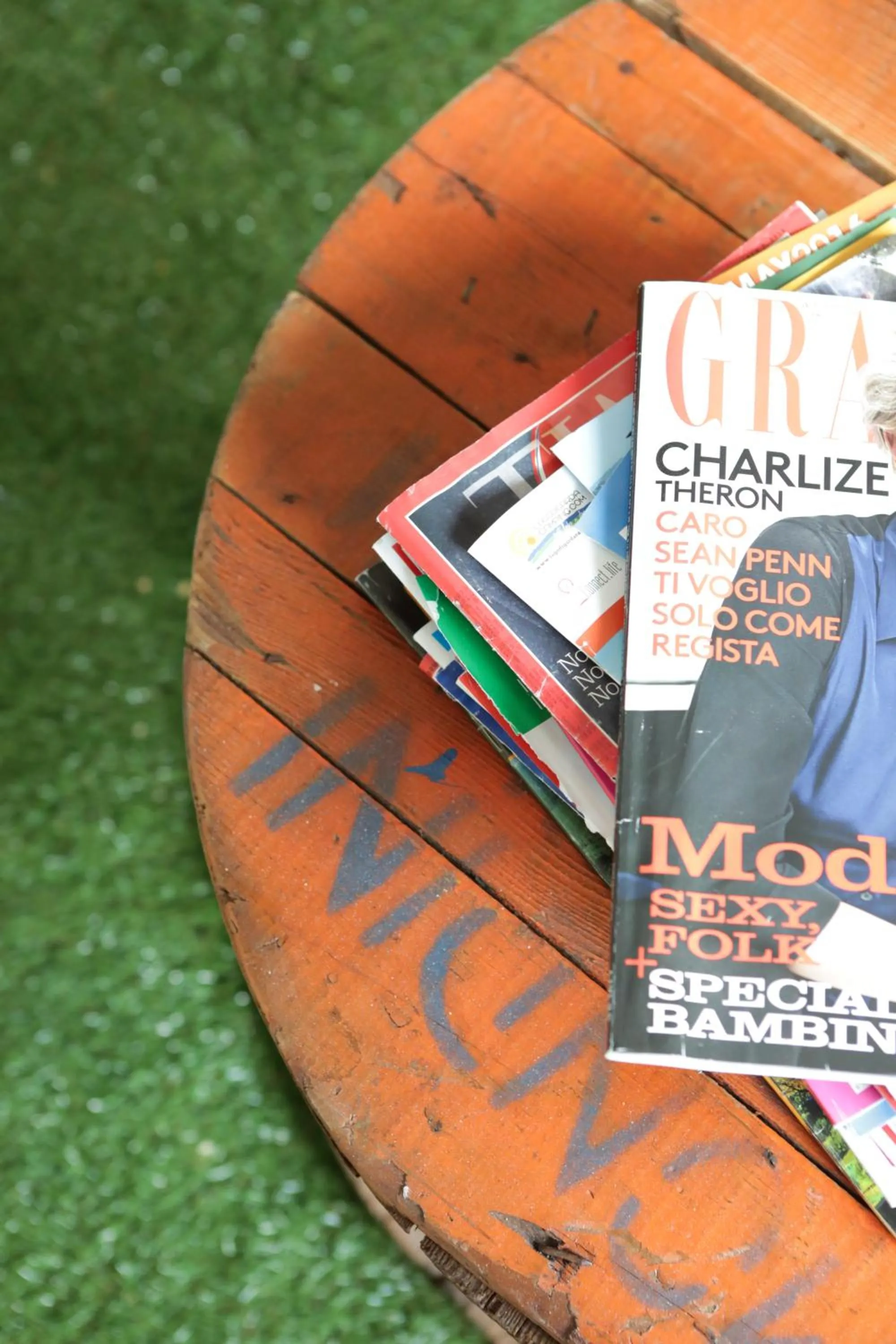 Library in Ostello Meet Gardalake Hostel