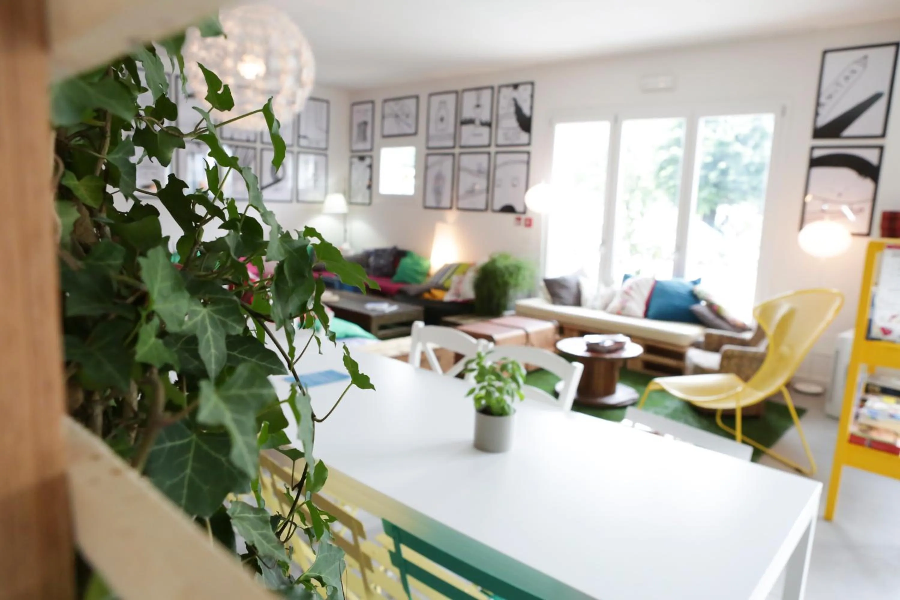 Library in Ostello Meet Gardalake Hostel