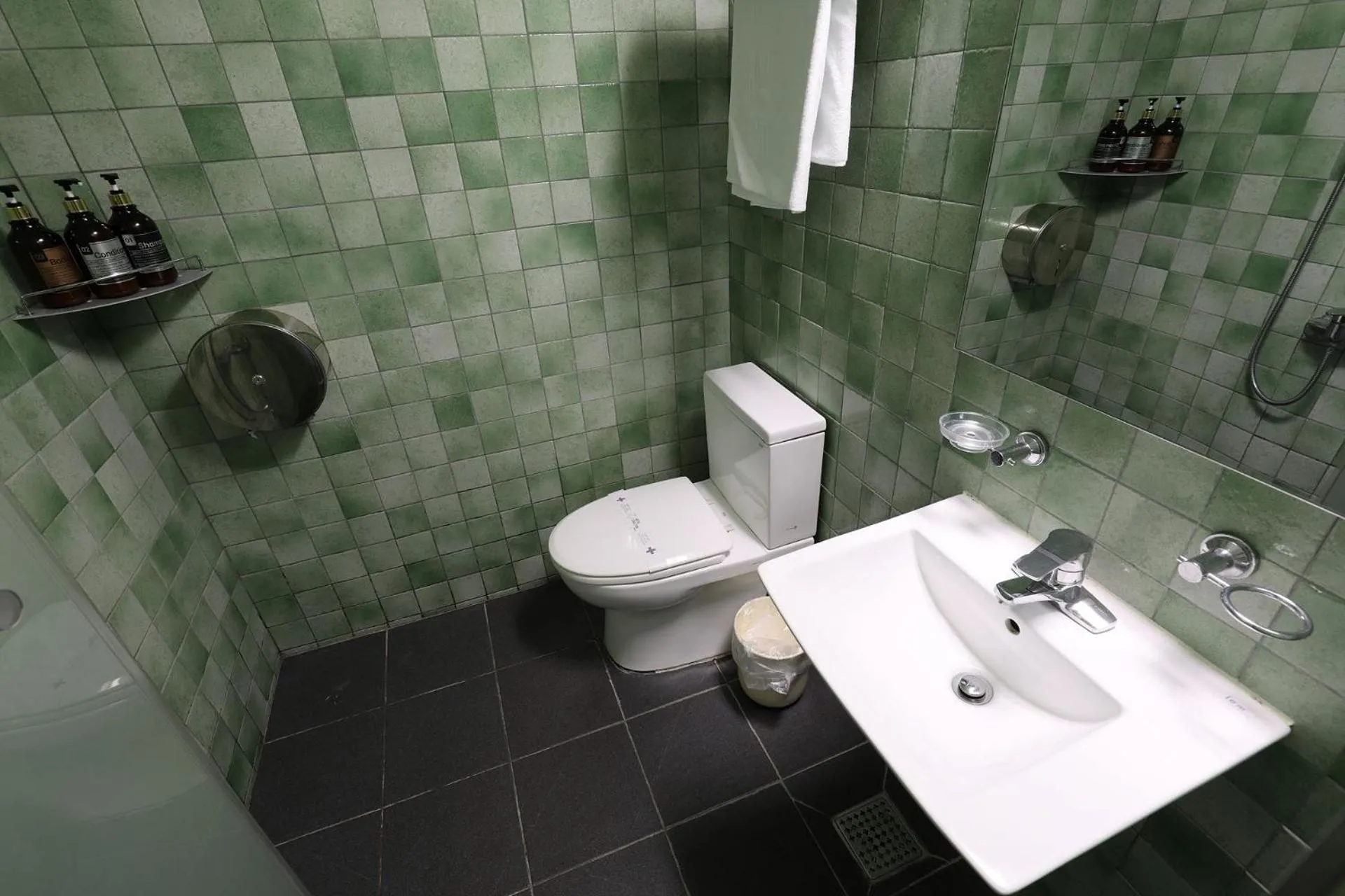 Bathroom in Carlton Hotel