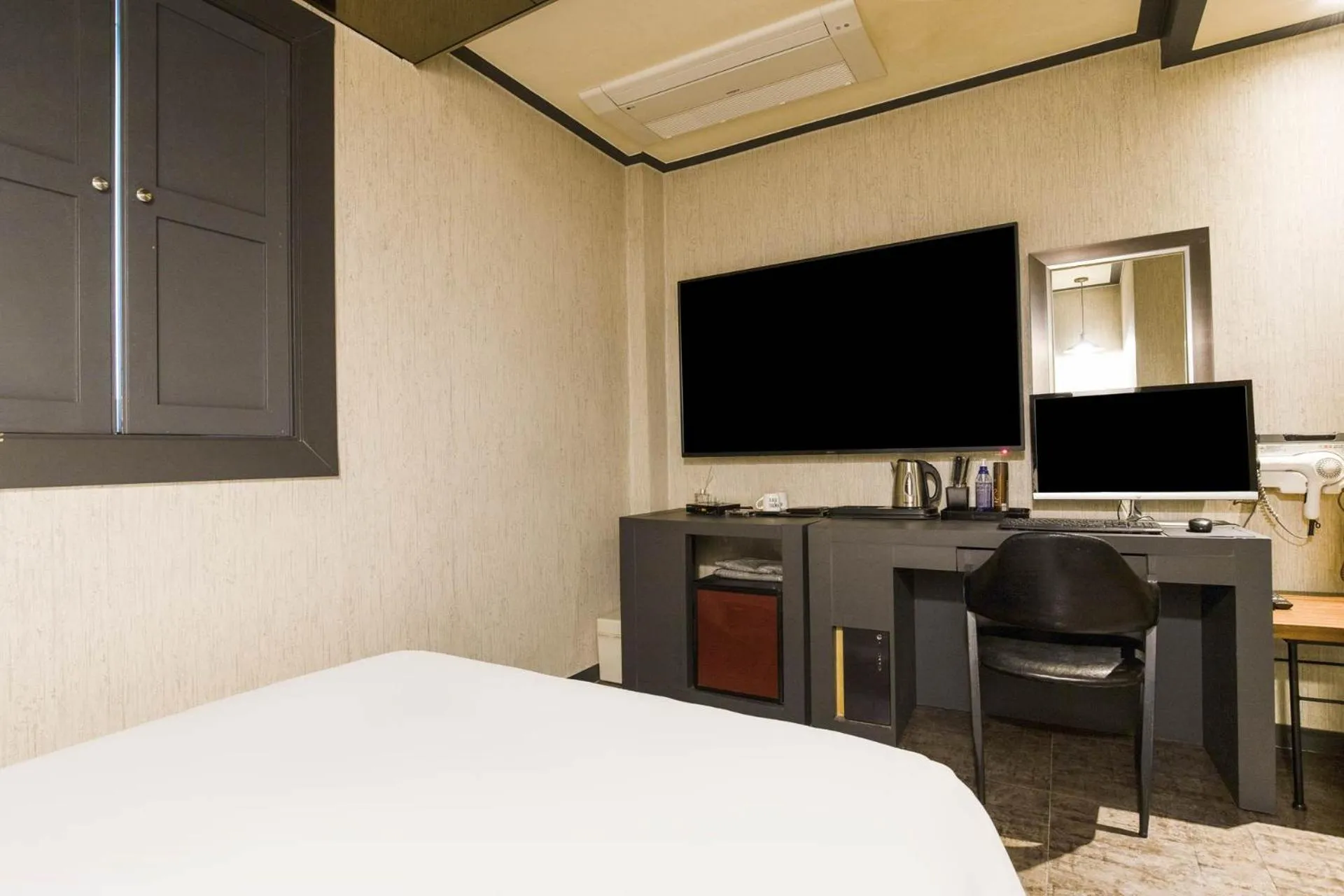 Photo of the whole room, Bed in Carlton Hotel