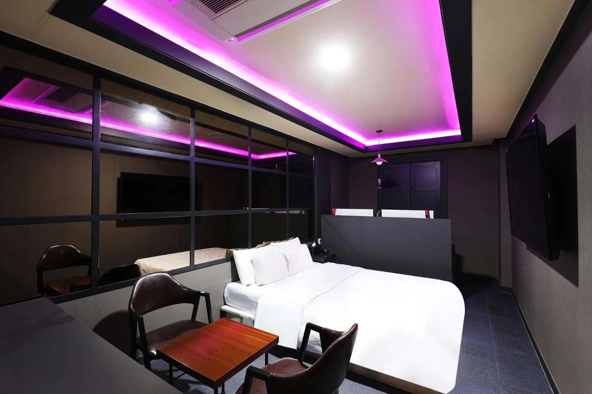 Bed in Carlton Hotel