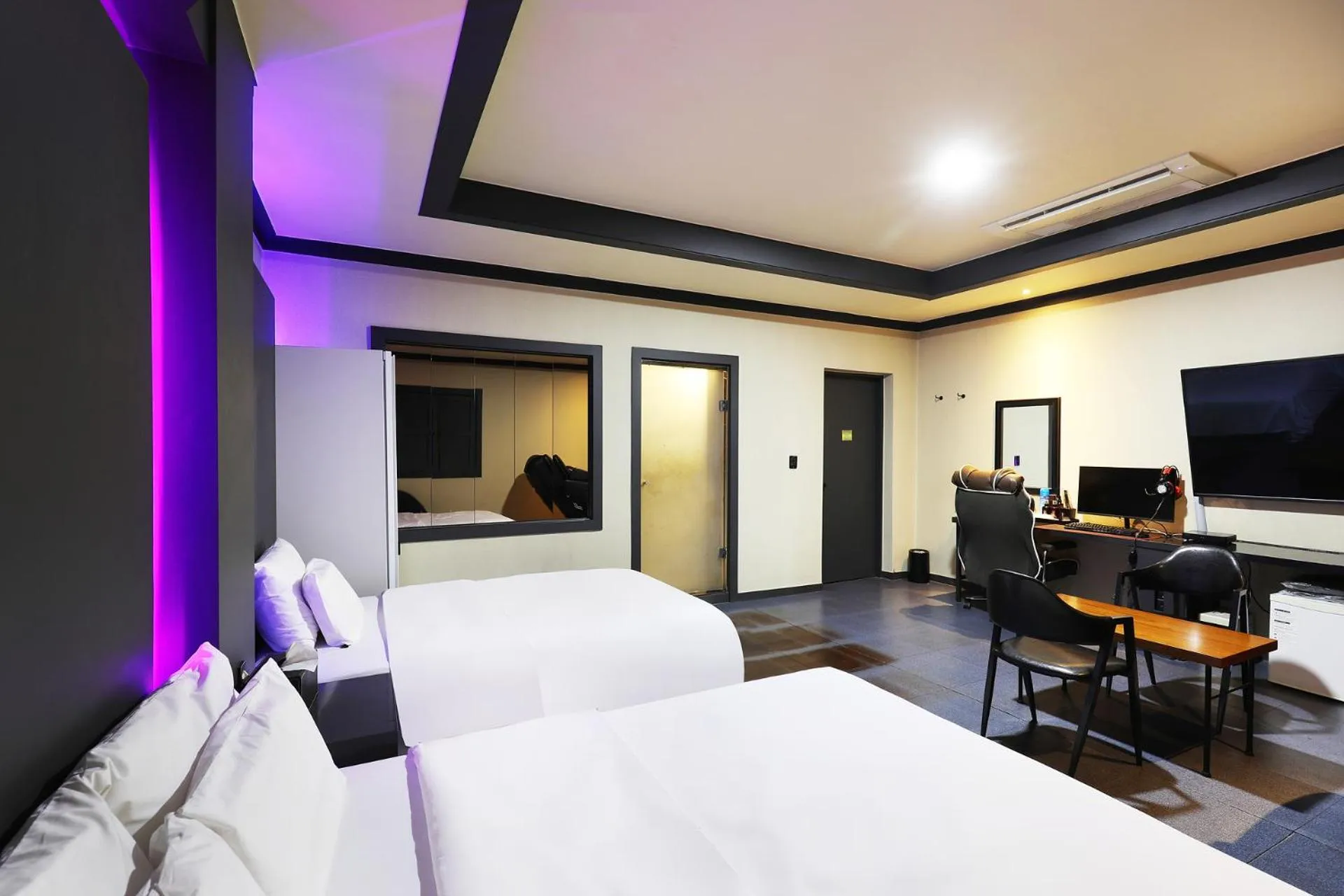 Bed in Carlton Hotel