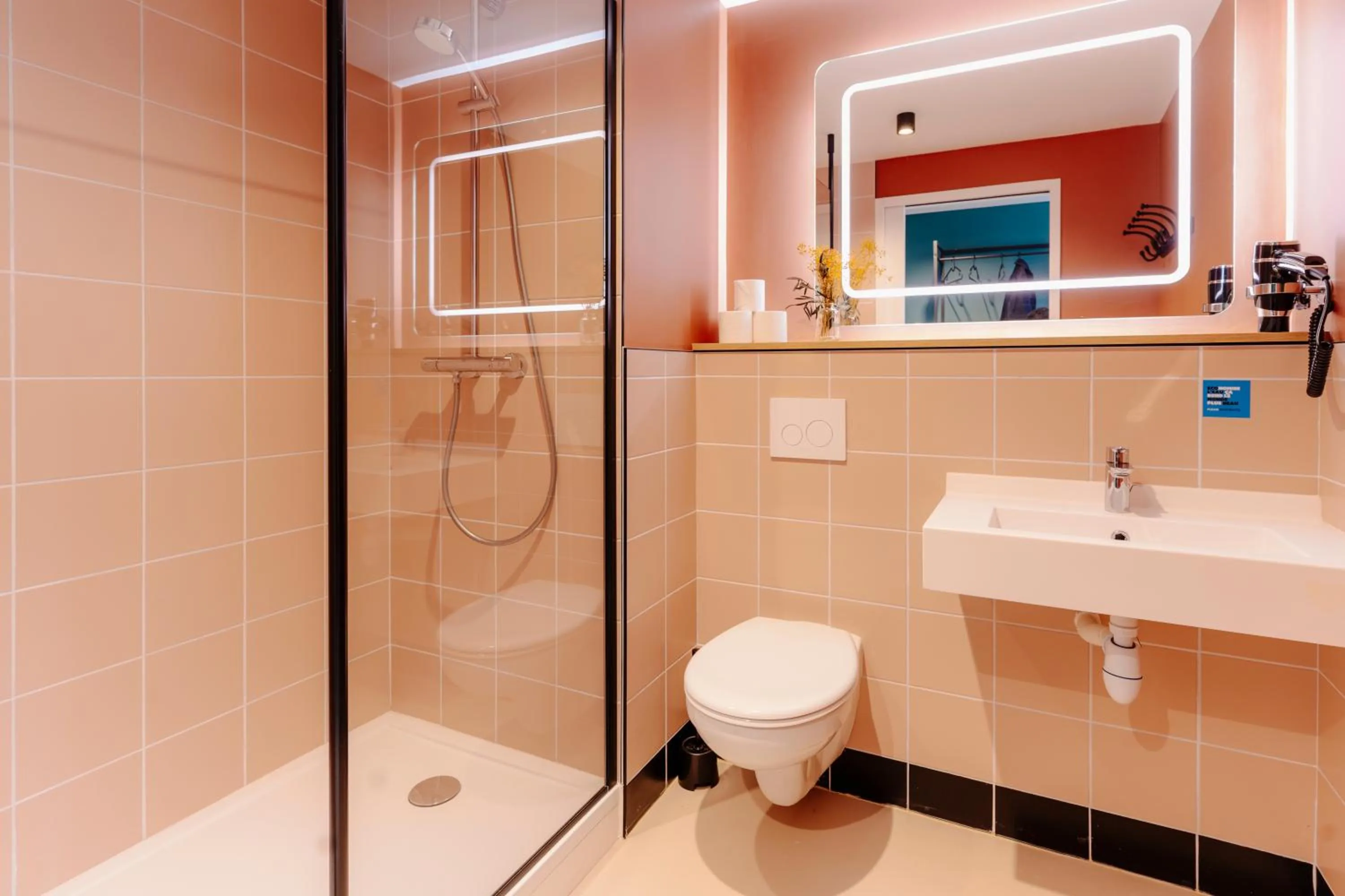 Shower in The People Caen