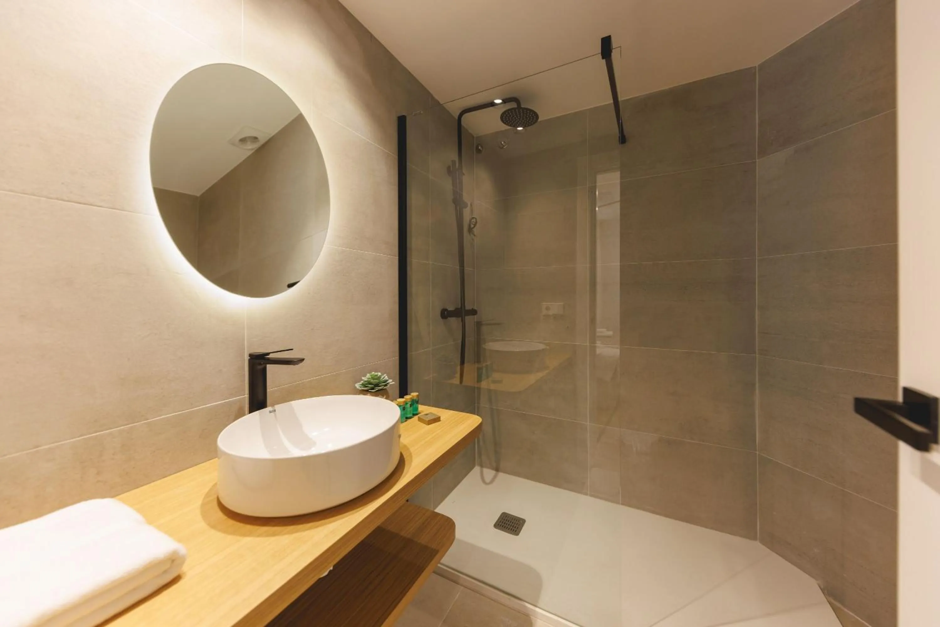 Shower in Bravissimo Devesa, 3 bedrooms and near the parc