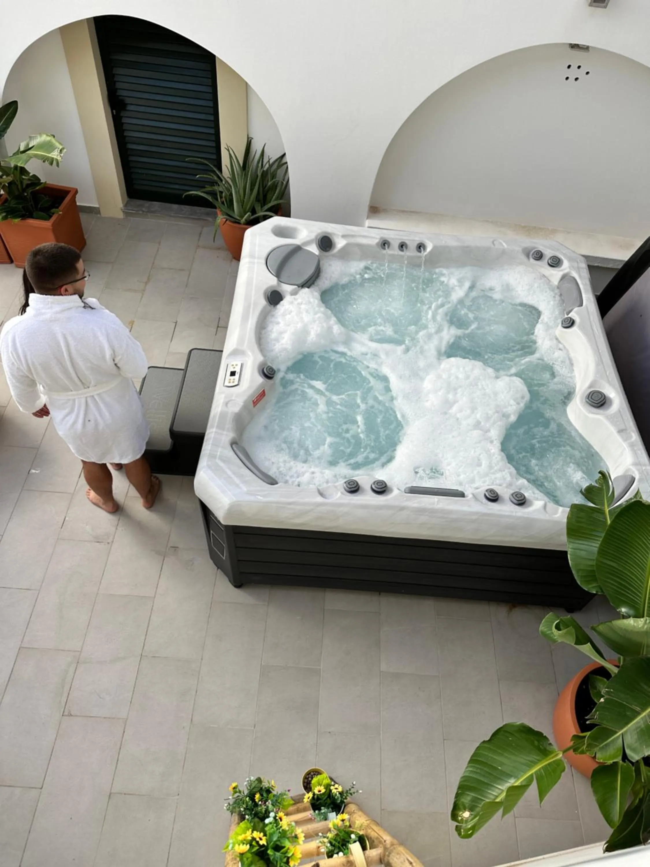 Hot Tub in Guest House Jacarandá Faro