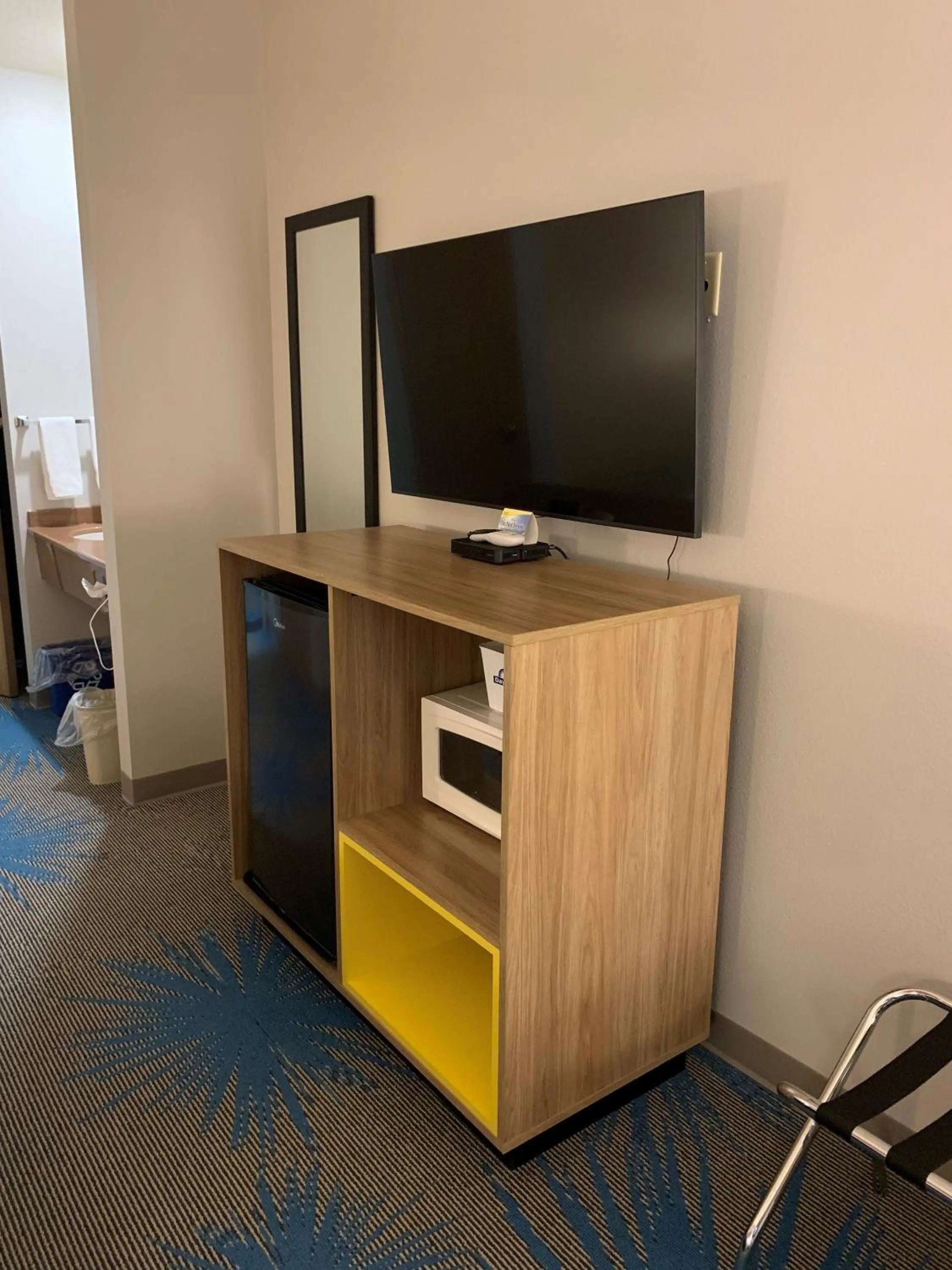 TV and multimedia in Days Inn by Wyndham Carroll