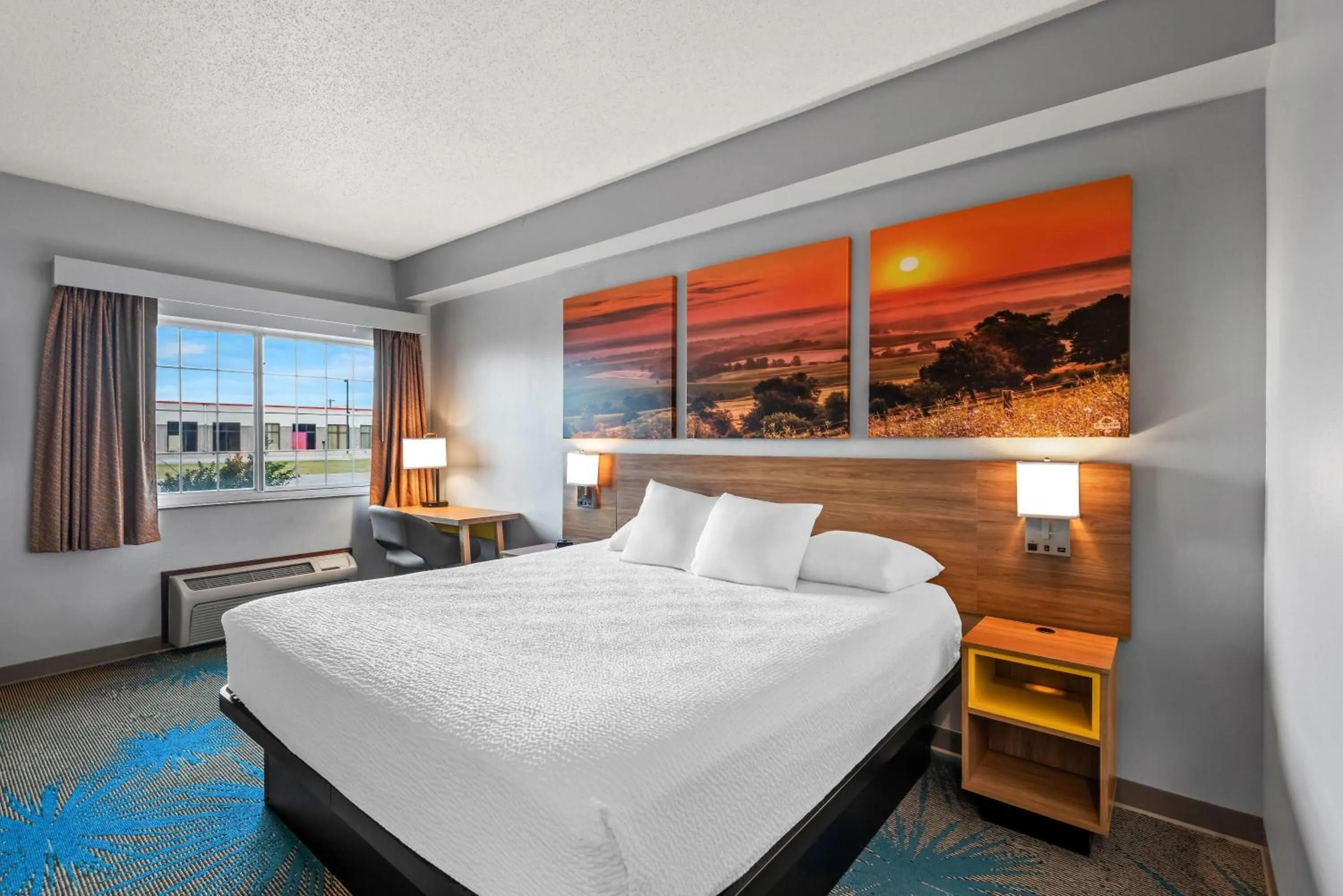 Bath, Bed in Days Inn by Wyndham Carroll