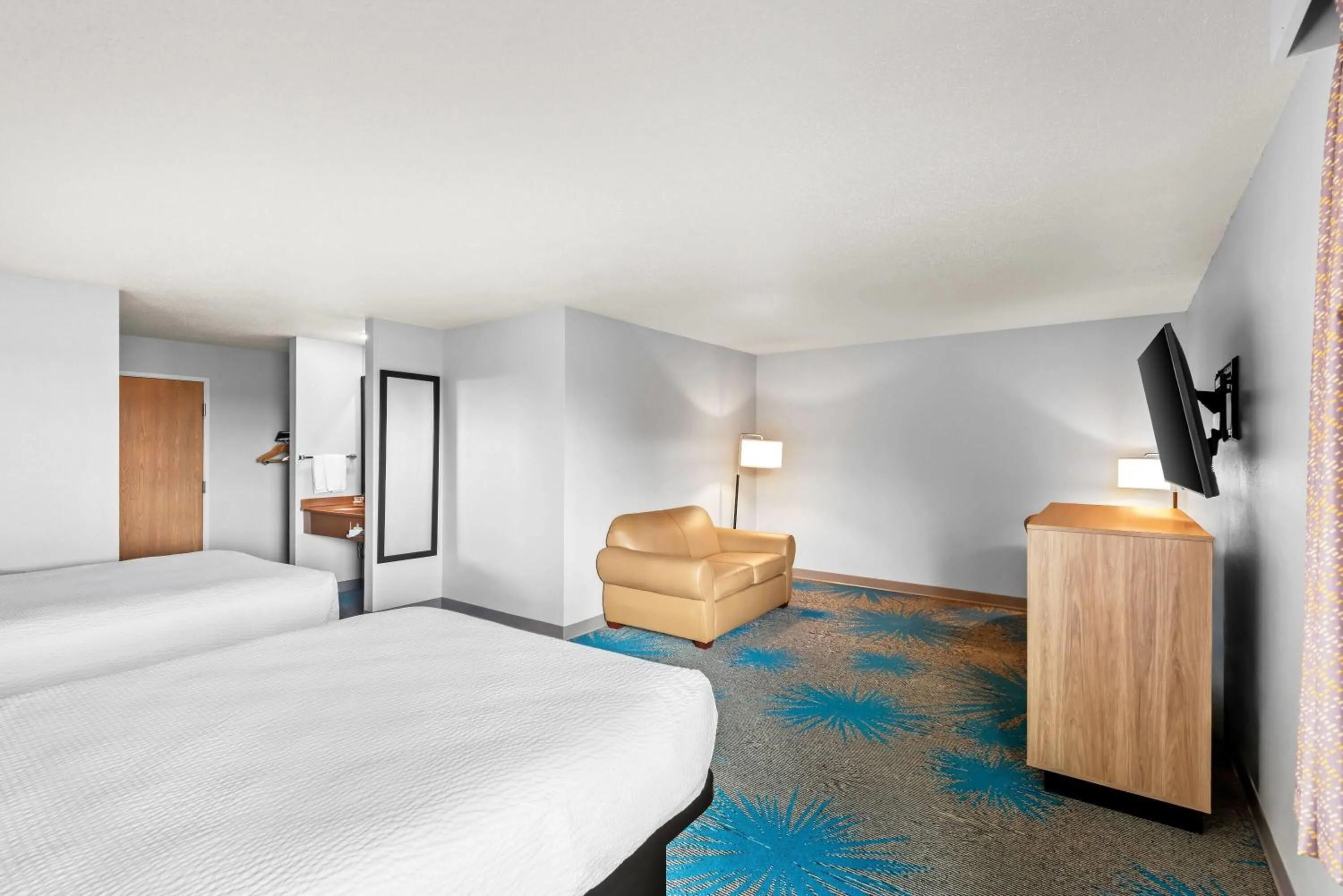 Photo of the whole room, Bed in Days Inn by Wyndham Carroll