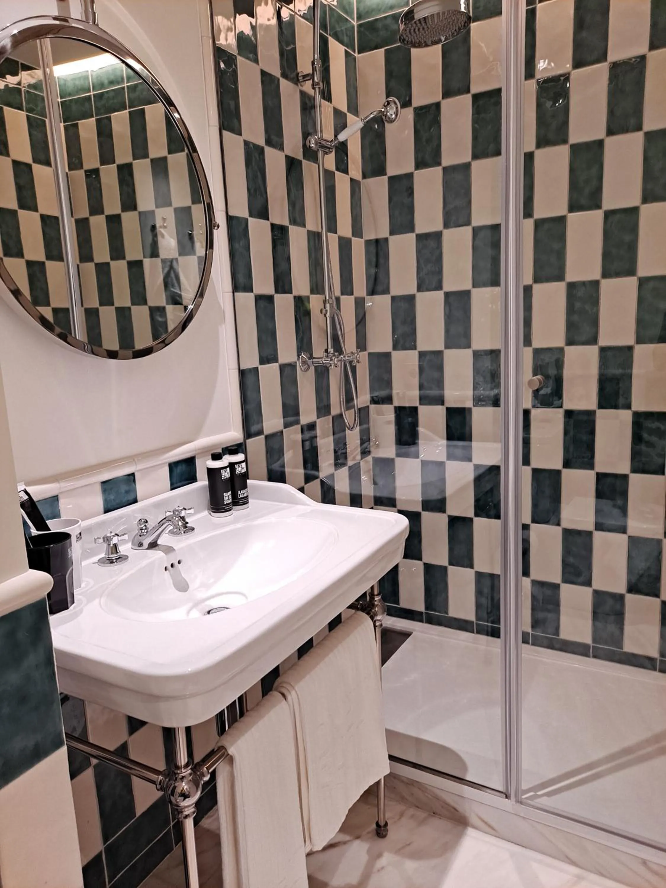 Shower in One Shot Palácio Cedofeita