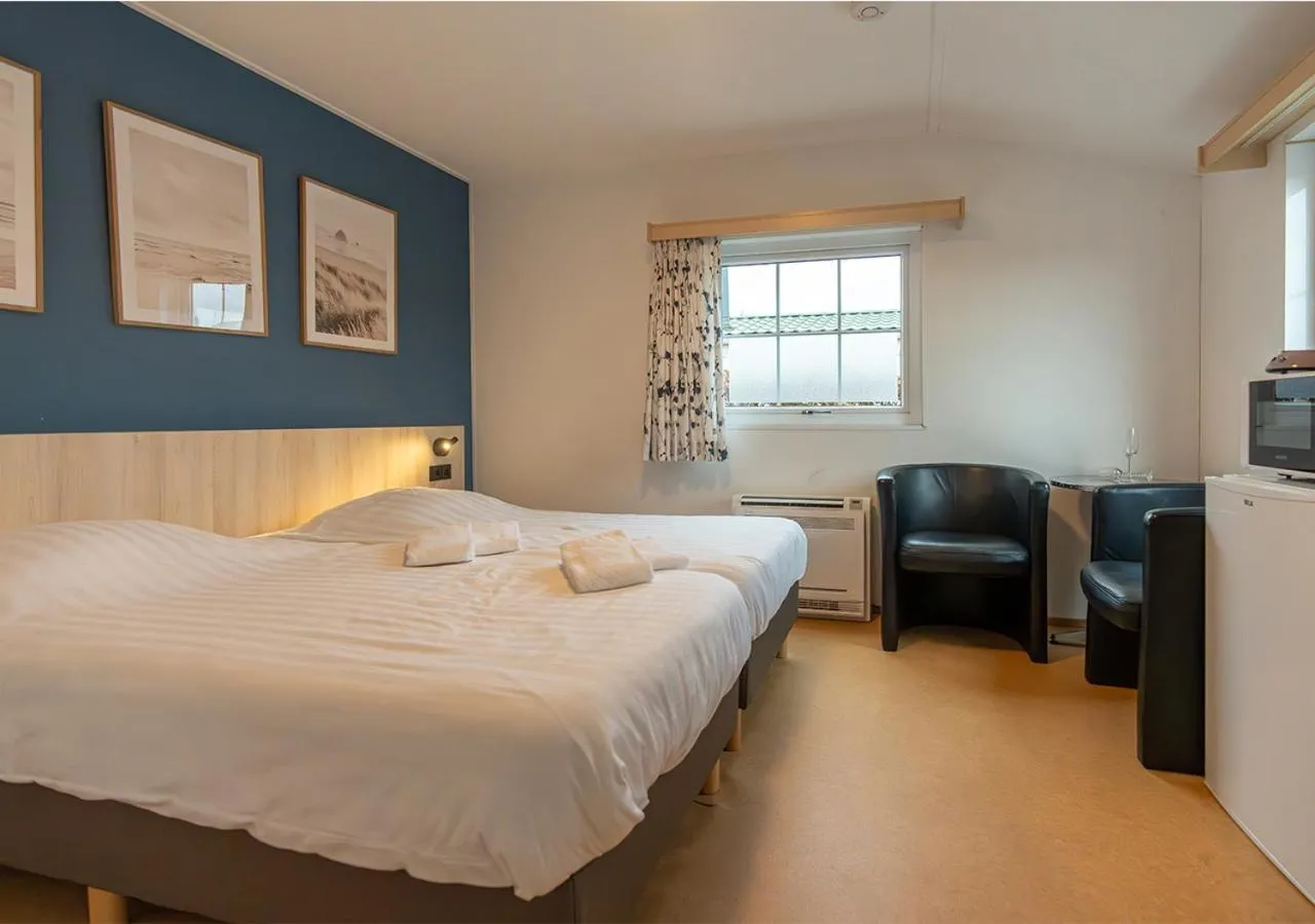 Kitchen or kitchenette, Bed in Chaletparc Krabbenkreek Zeeland - Hotel rooms "Terra Mare"