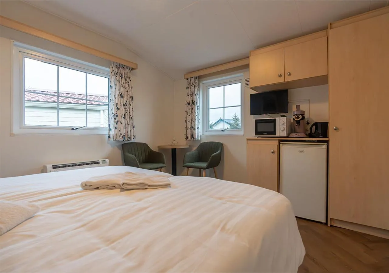 Kitchen or kitchenette, Bed in Chaletparc Krabbenkreek Zeeland - Hotel rooms "Terra Mare"
