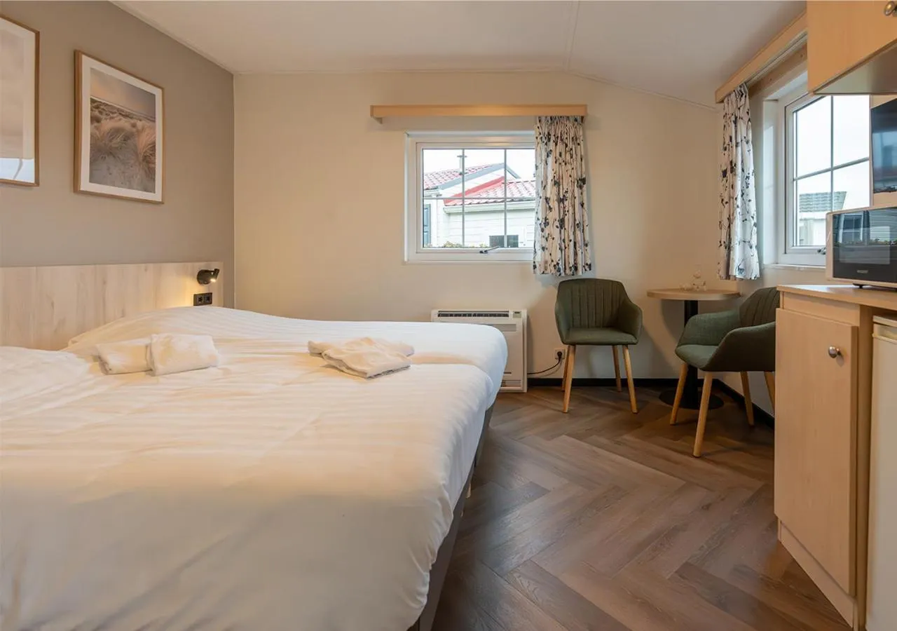 Kitchen or kitchenette, Bed in Chaletparc Krabbenkreek Zeeland - Hotel rooms "Terra Mare"