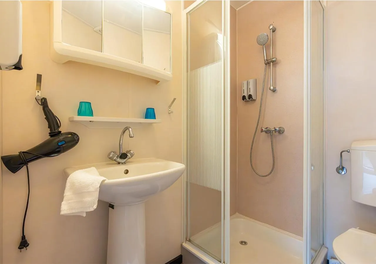 Bathroom in Chaletparc Krabbenkreek Zeeland - Hotel rooms "Terra Mare"