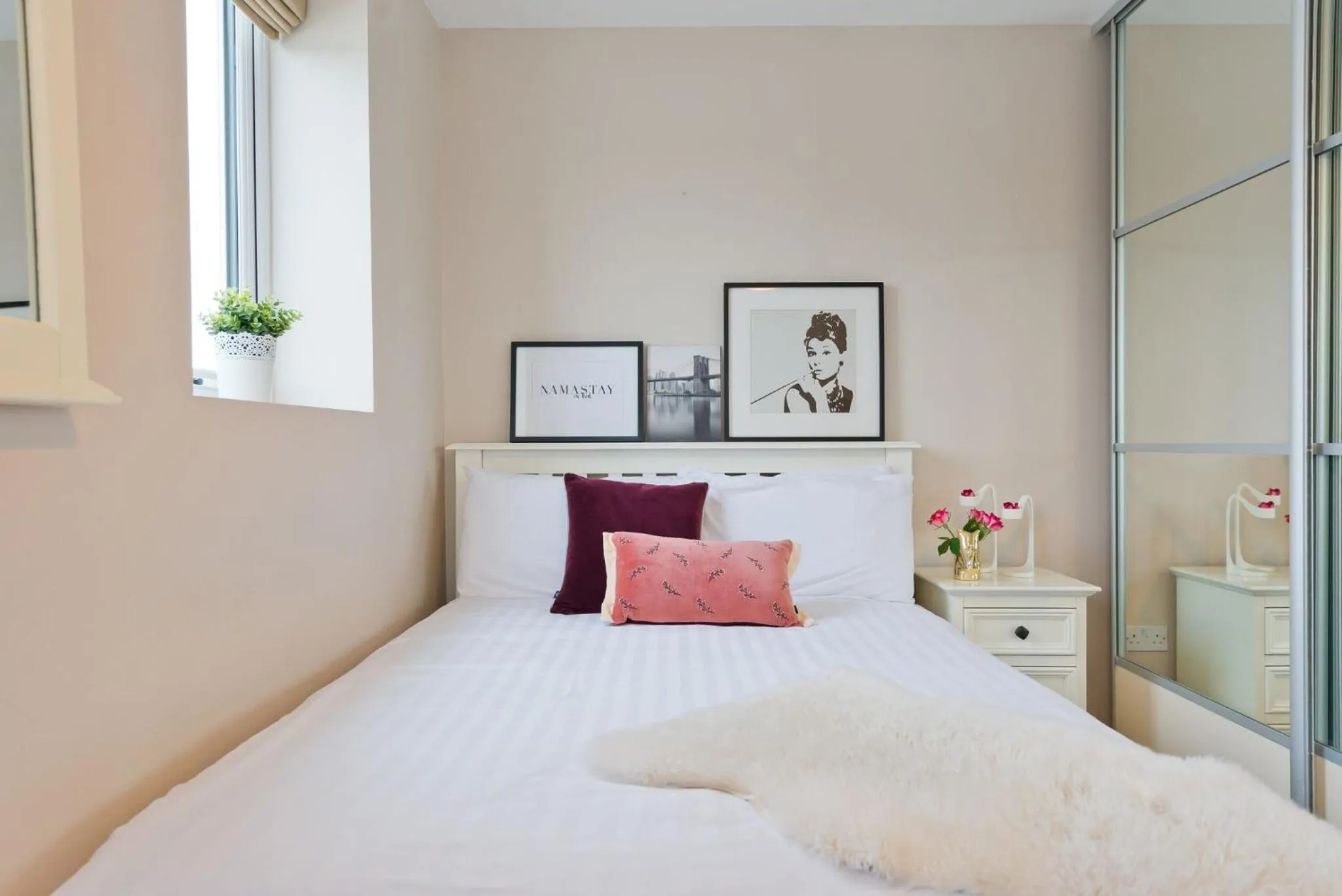 Bedroom, Bed in Broc House Suites