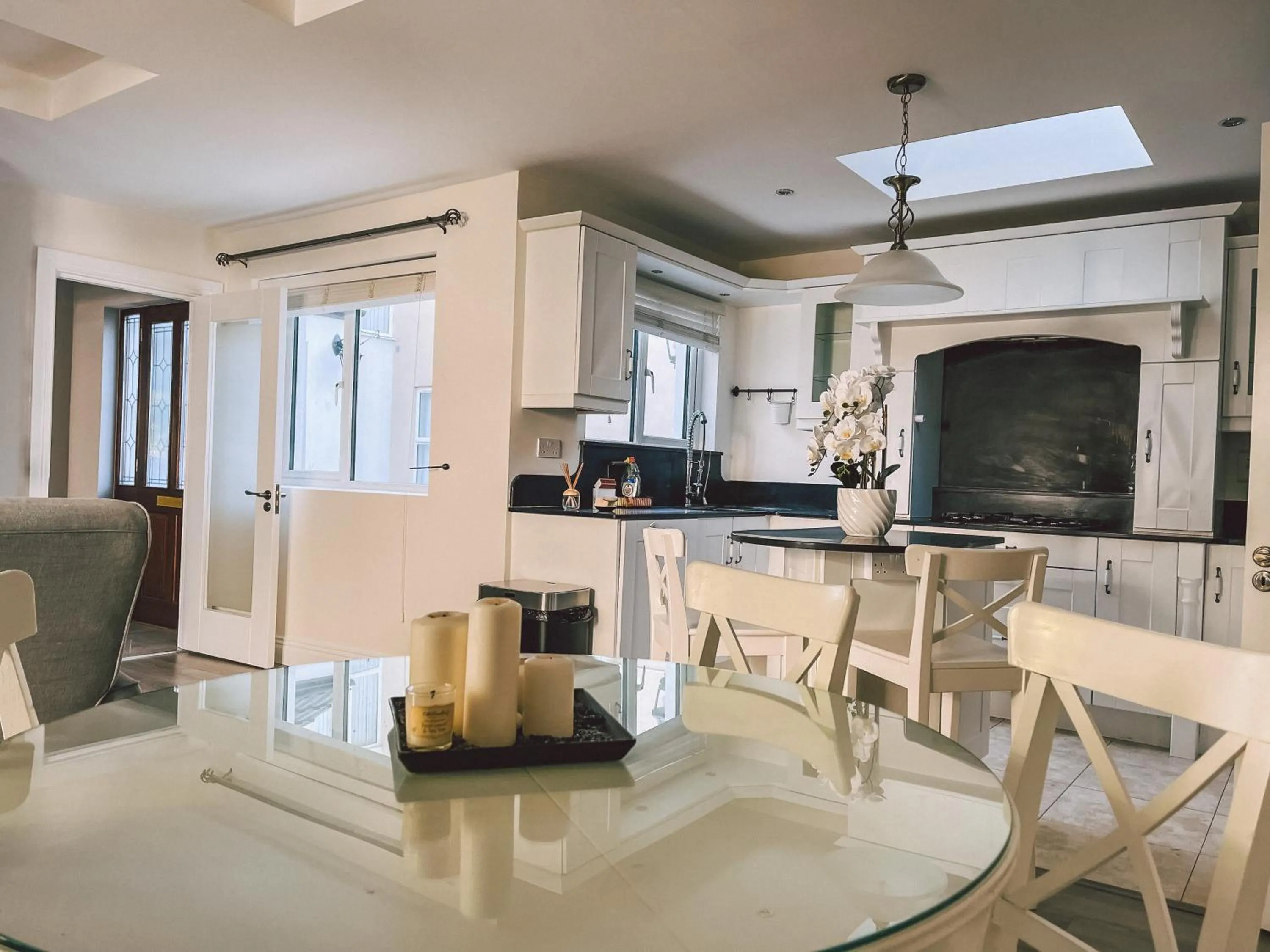 Dining area in Broc House Suites