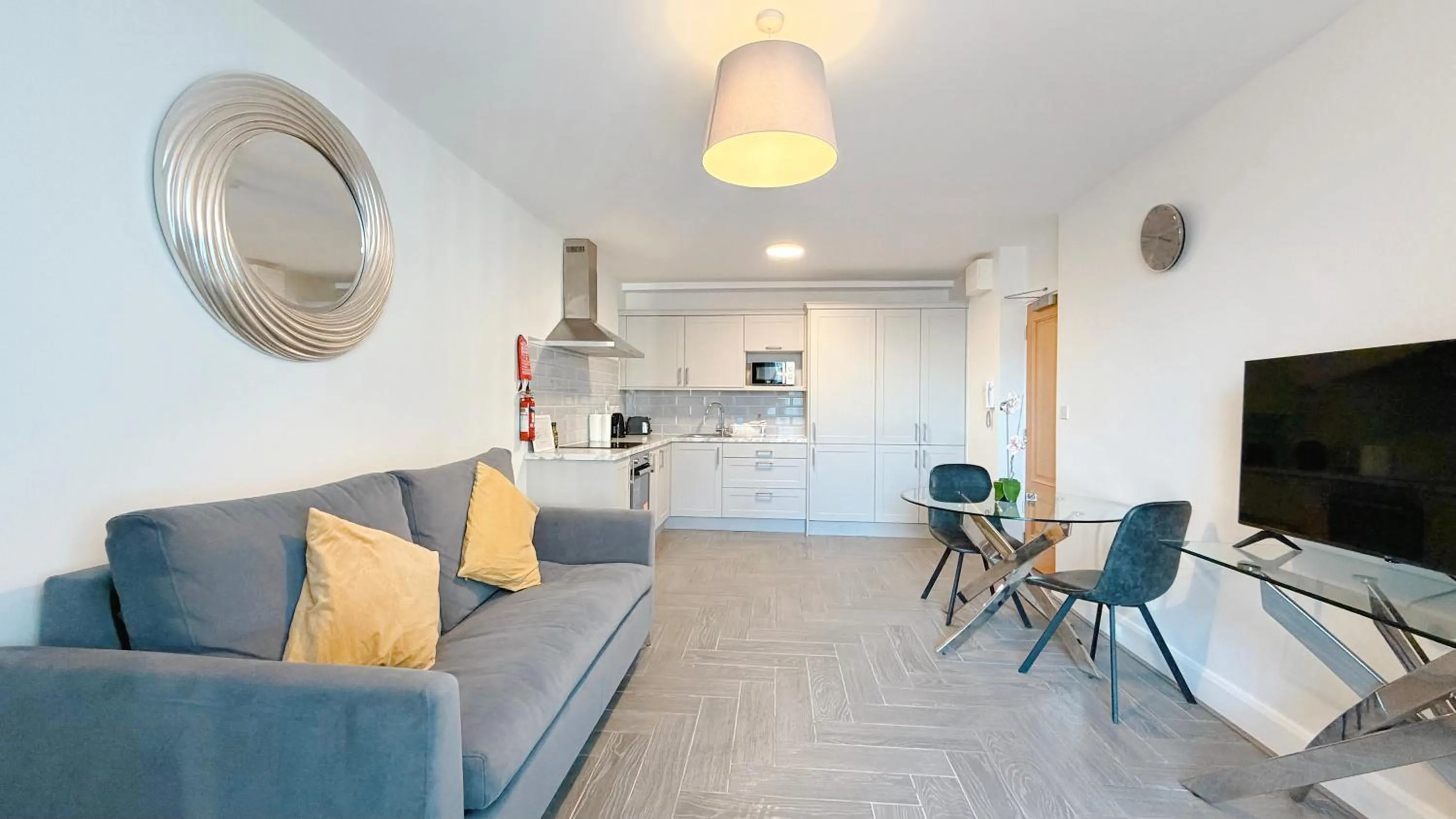 Kitchen or kitchenette in Broc House Suites