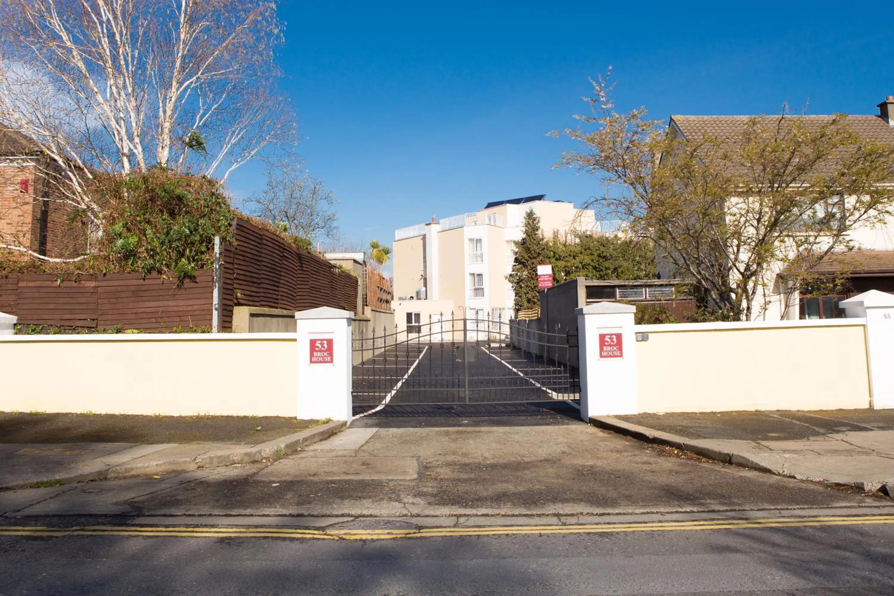 Facade/entrance in Broc House Suites