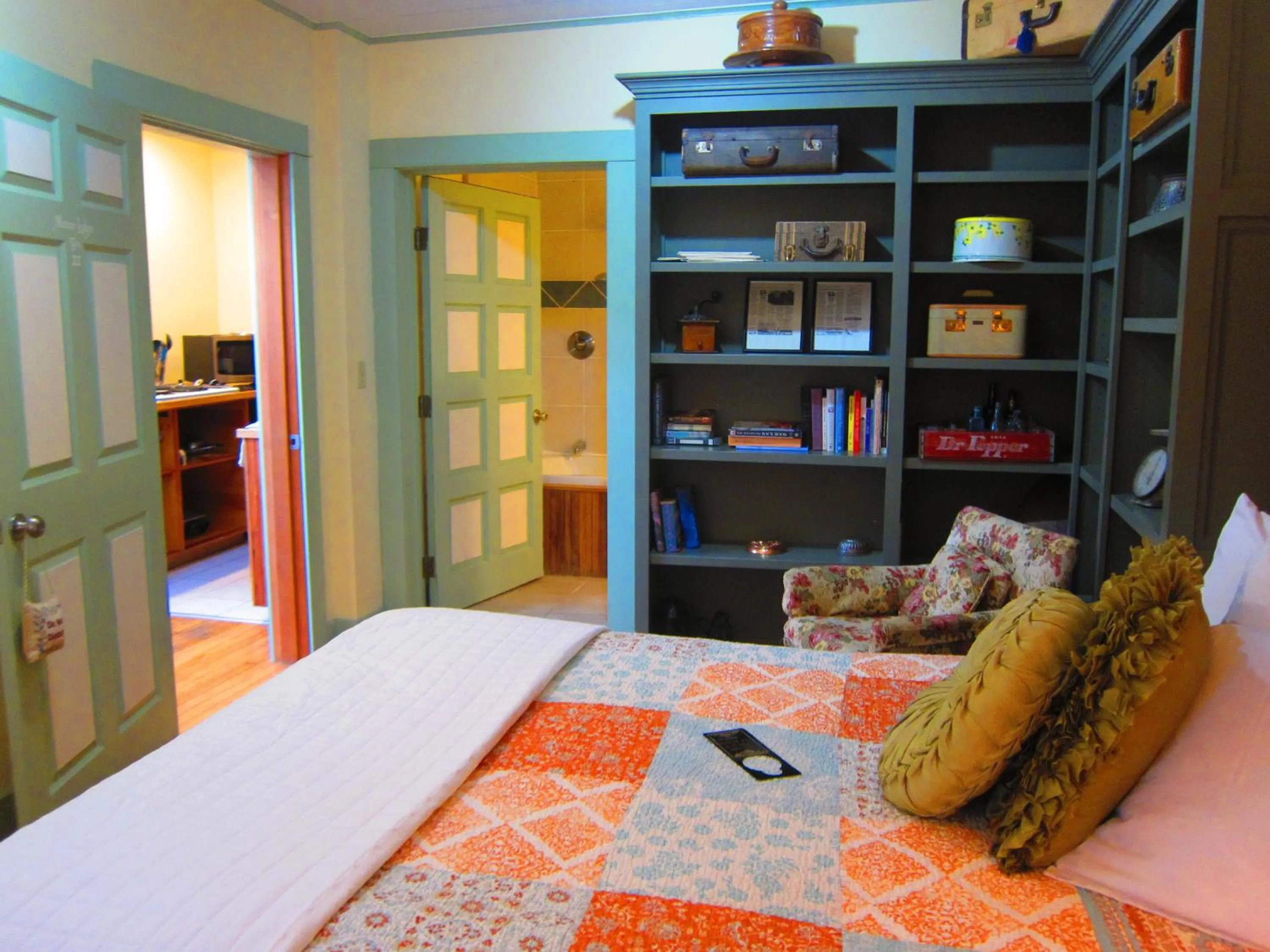 Bed in Clementine's Guest House & Vacation Rentals