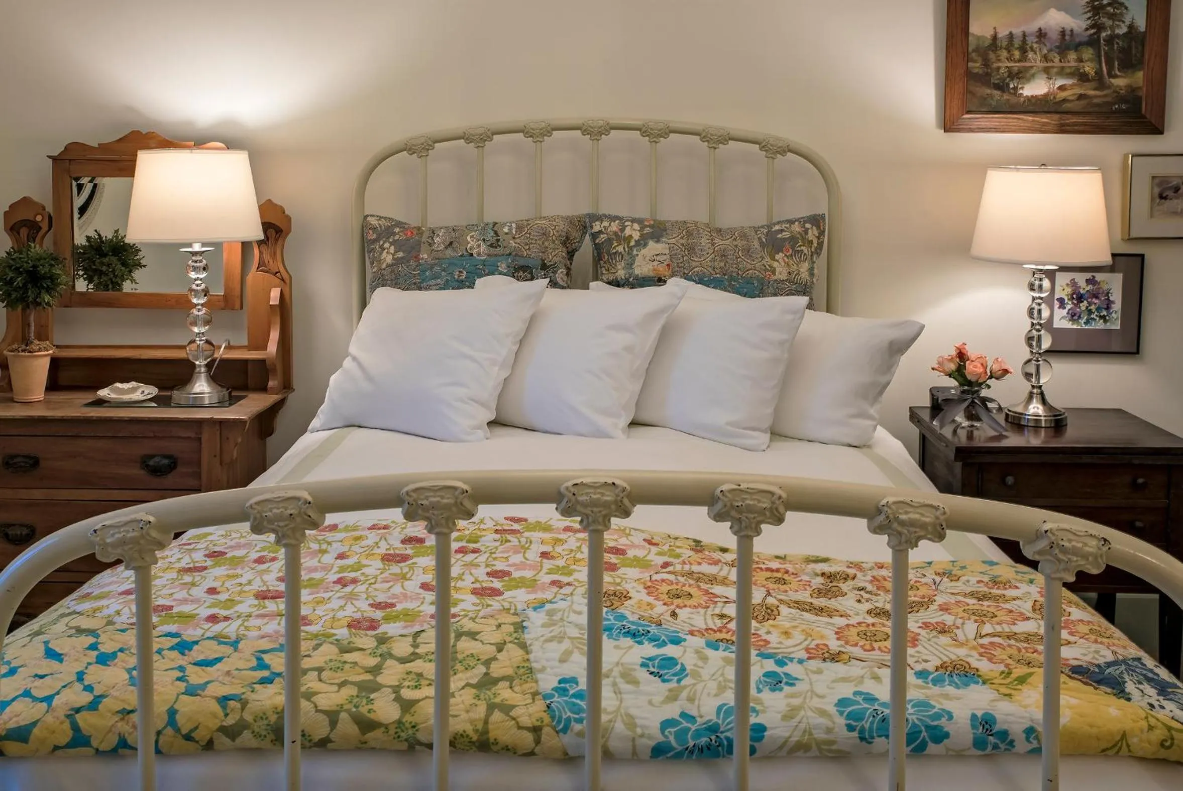 Bed in Clementine's Guest House & Vacation Rentals