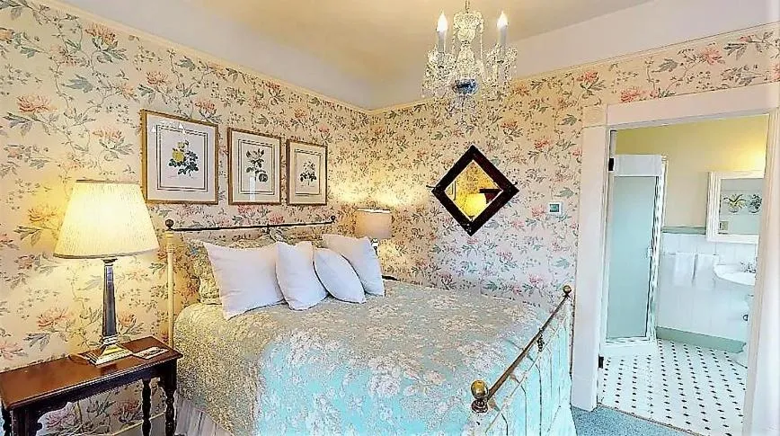 Bed in Clementine's Guest House & Vacation Rentals