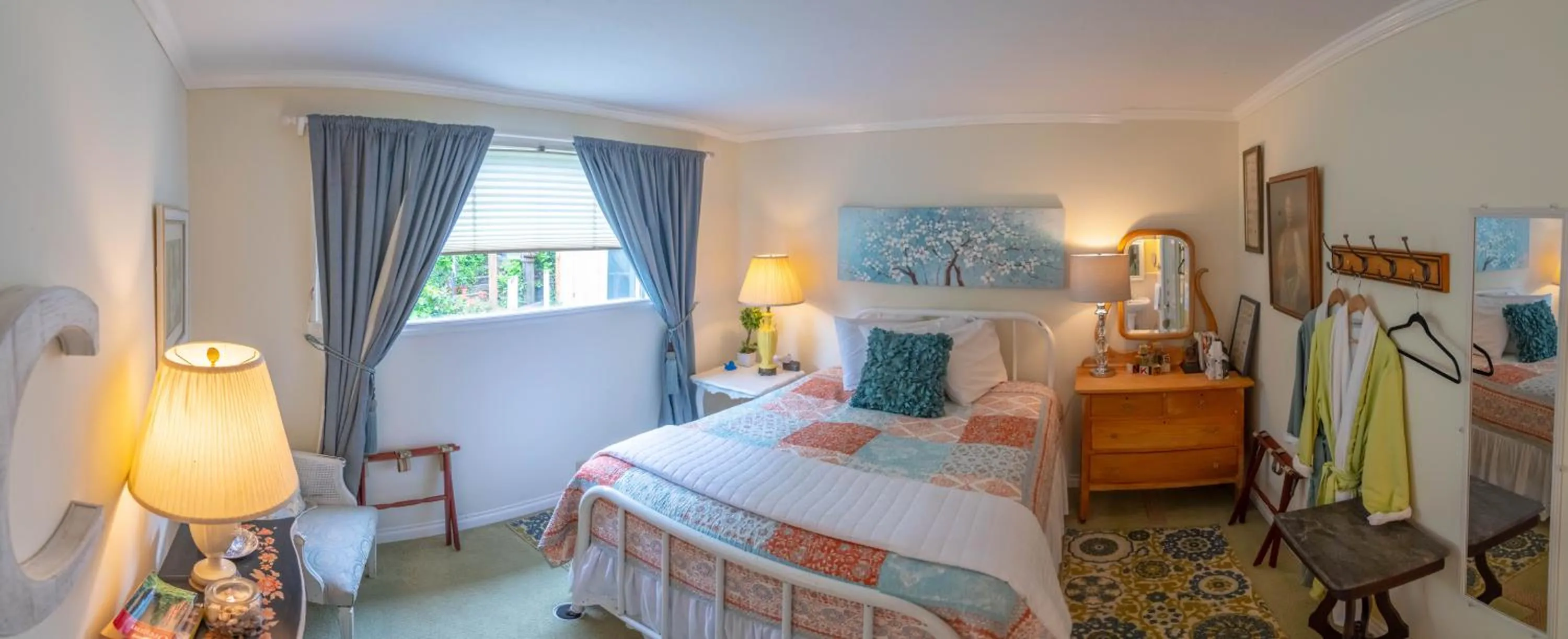 Photo of the whole room, Bed in Clementine's Guest House & Vacation Rentals