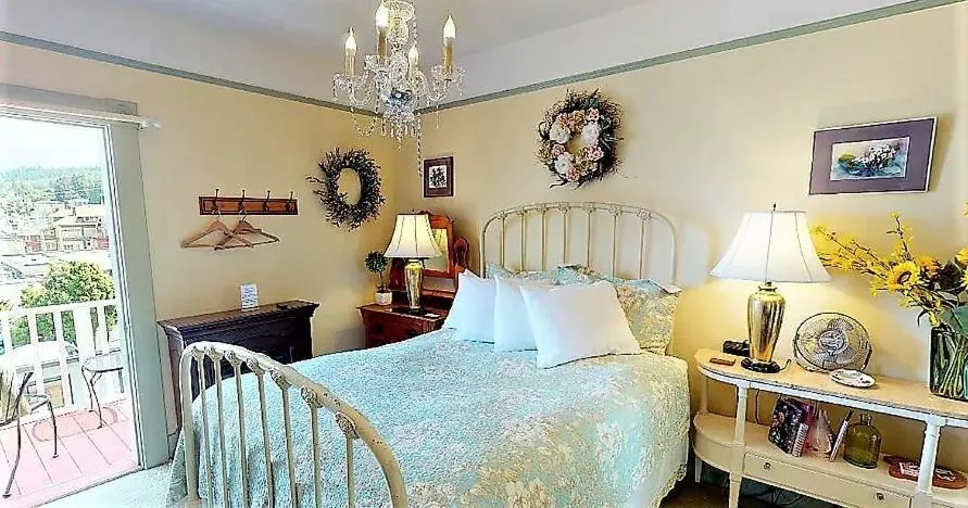 Bed in Clementine's Guest House & Vacation Rentals