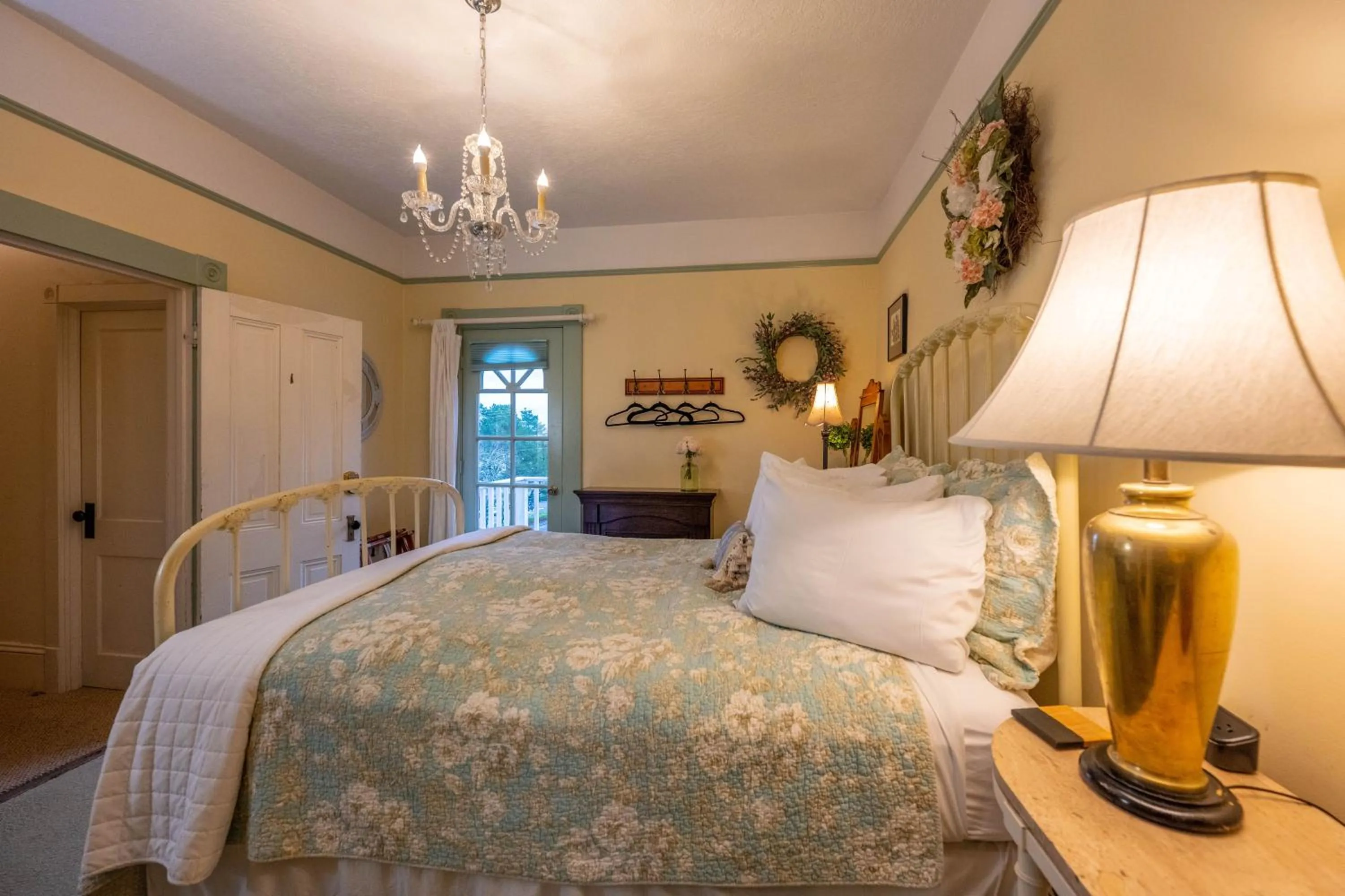 Bed in Clementine's Guest House & Vacation Rentals