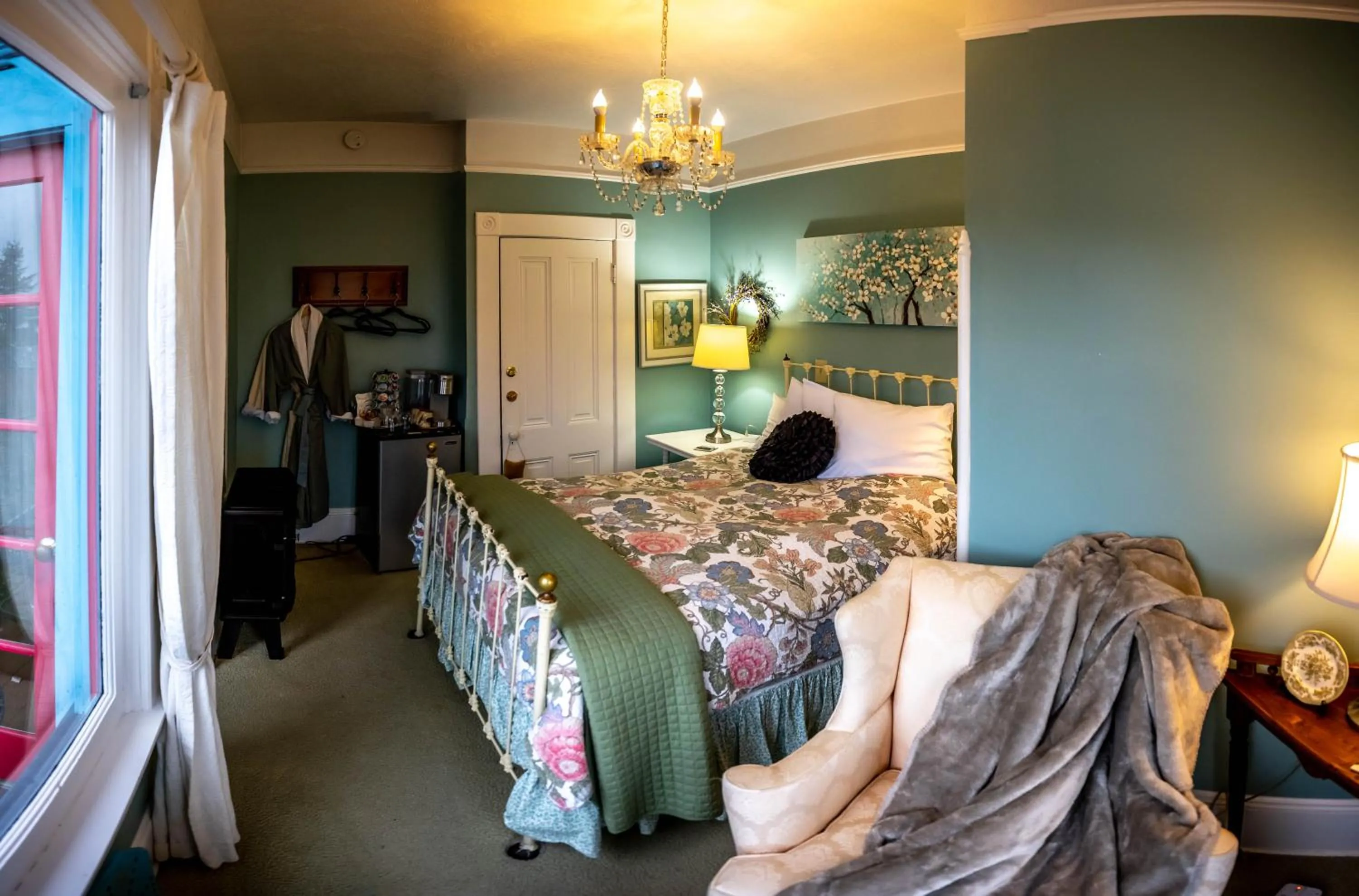 Bed in Clementine's Guest House & Vacation Rentals