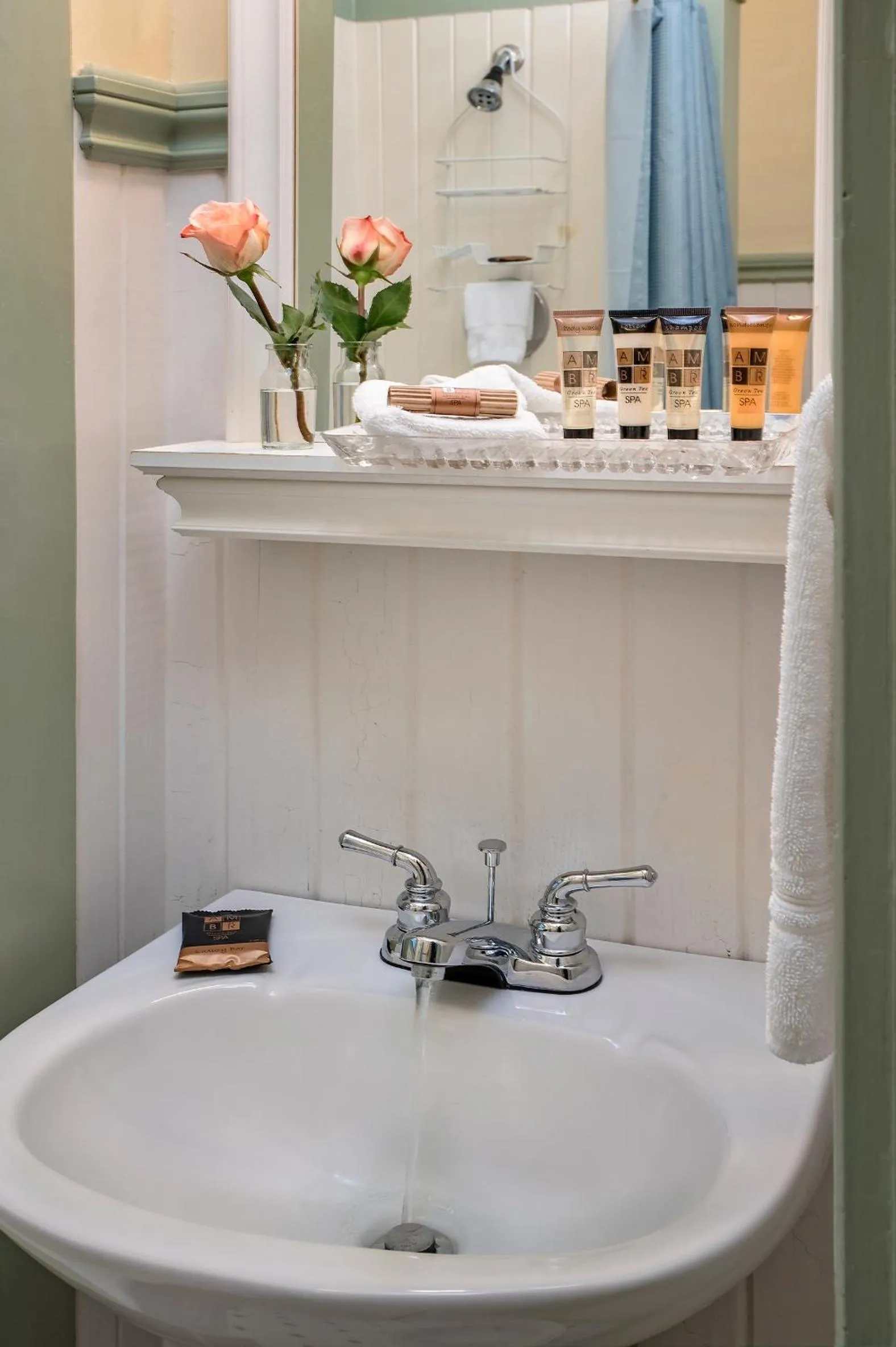 Bathroom in Clementine's Guest House & Vacation Rentals