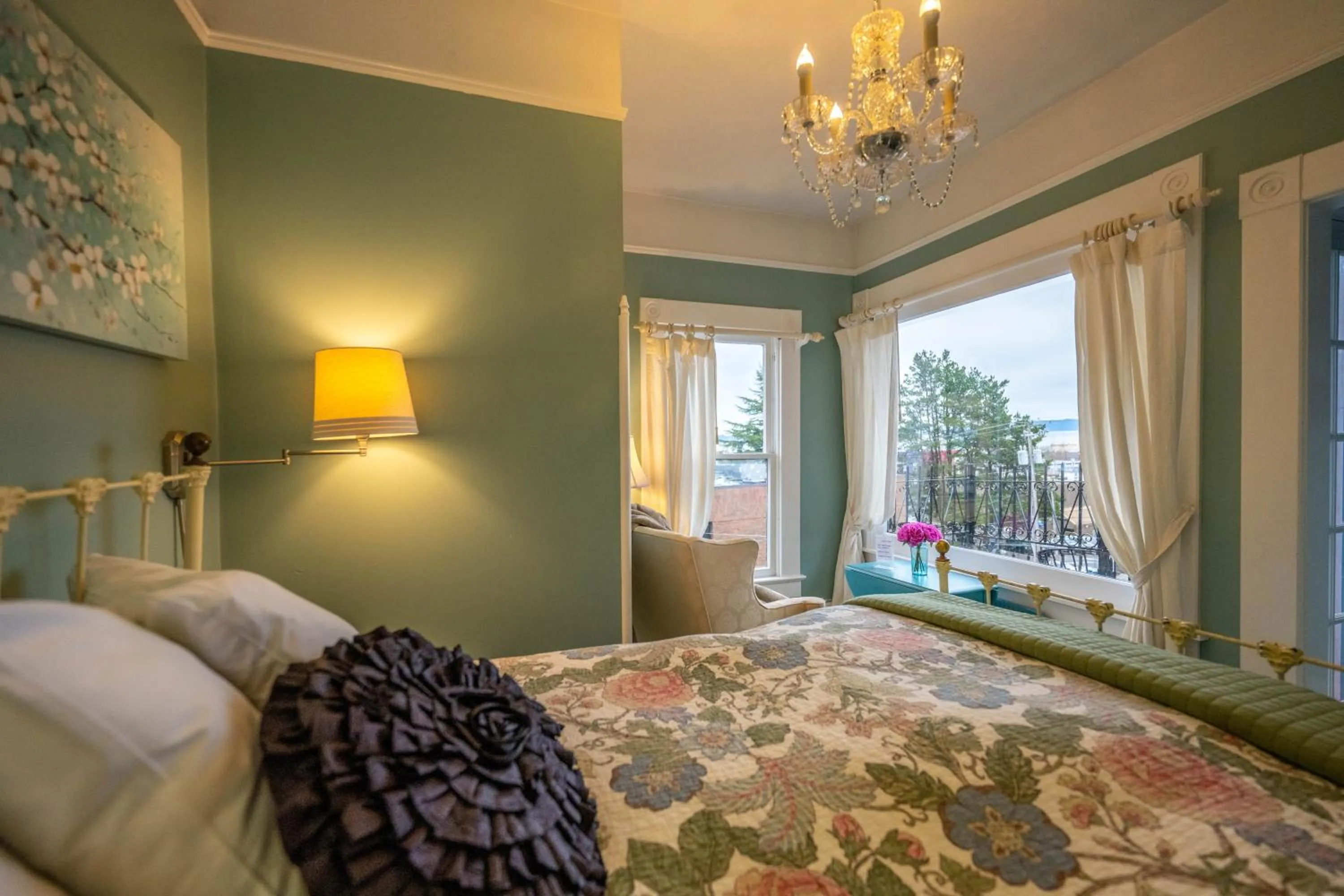 Bed in Clementine's Guest House & Vacation Rentals