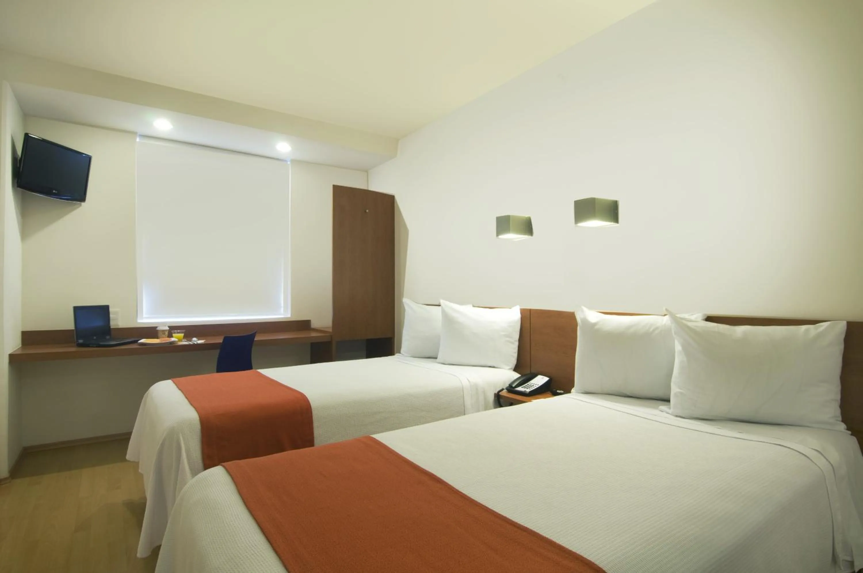 Photo of the whole room, Bed in One Puebla FINSA