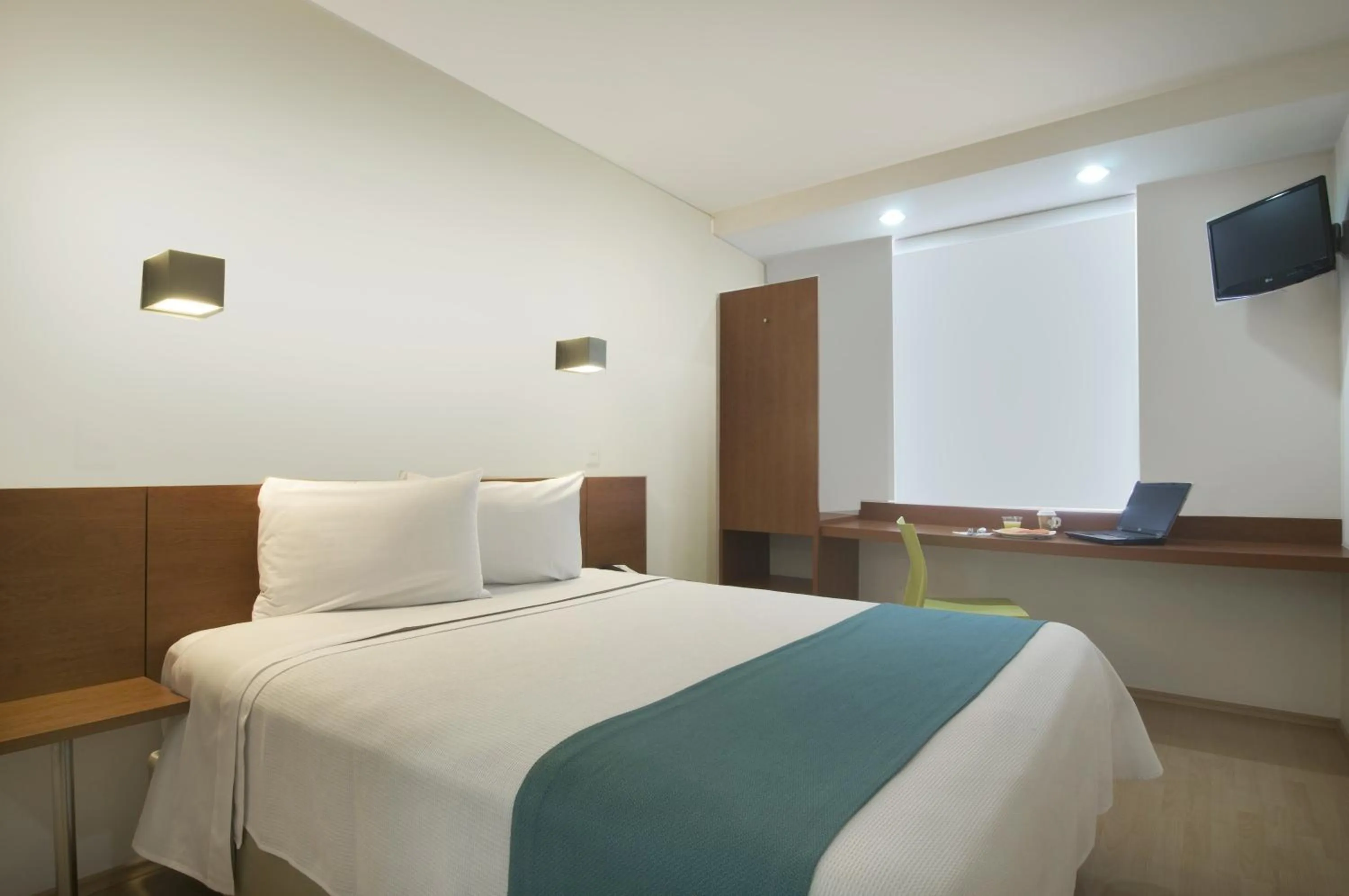 Photo of the whole room, Bed in One Puebla FINSA