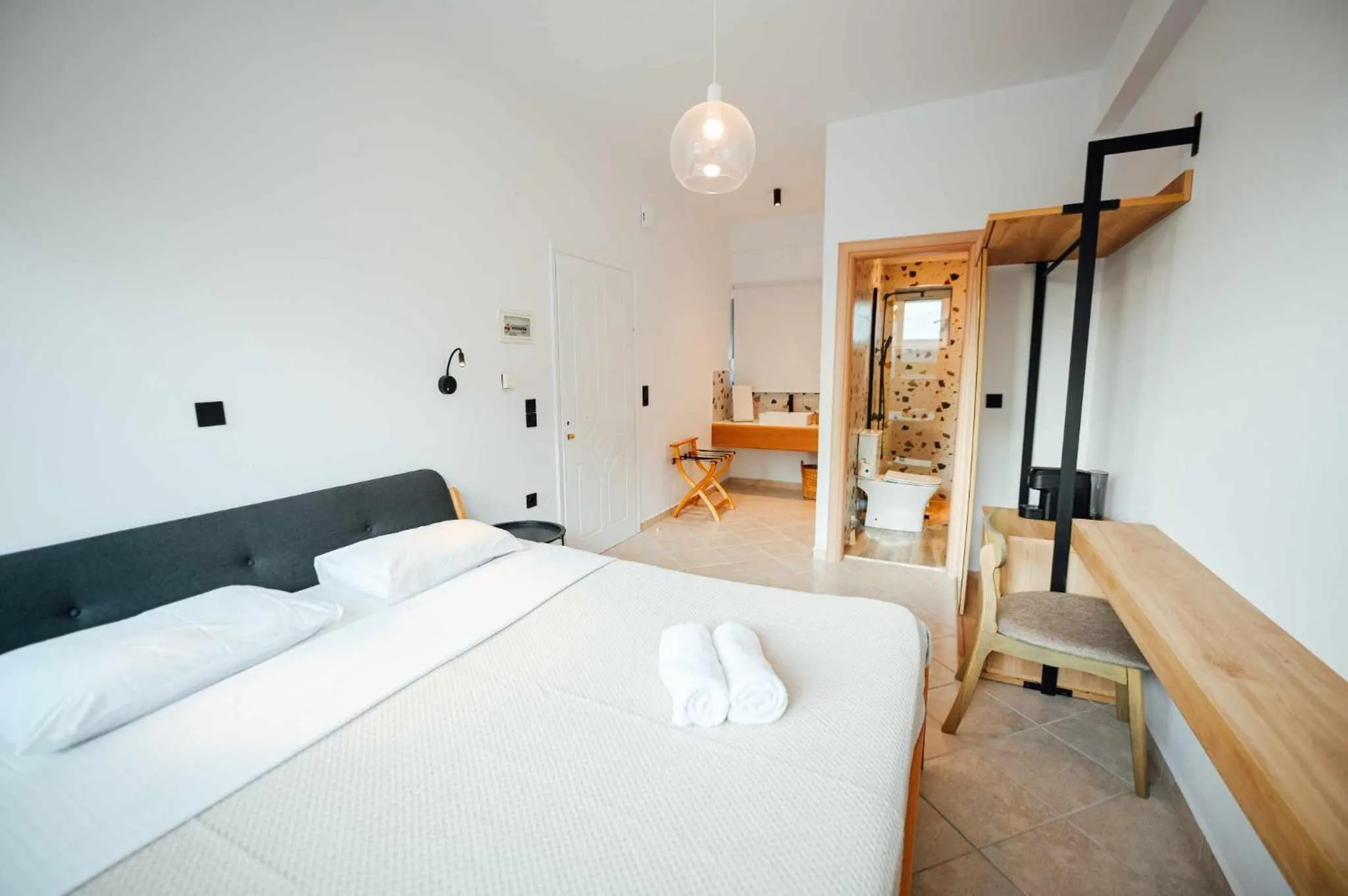 Bed in Thirsty Dog Urban Port Studios