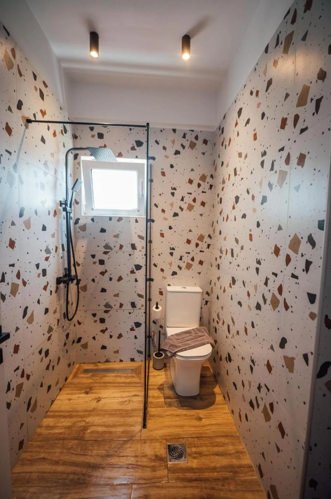 Shower in Thirsty Dog Urban Port Studios