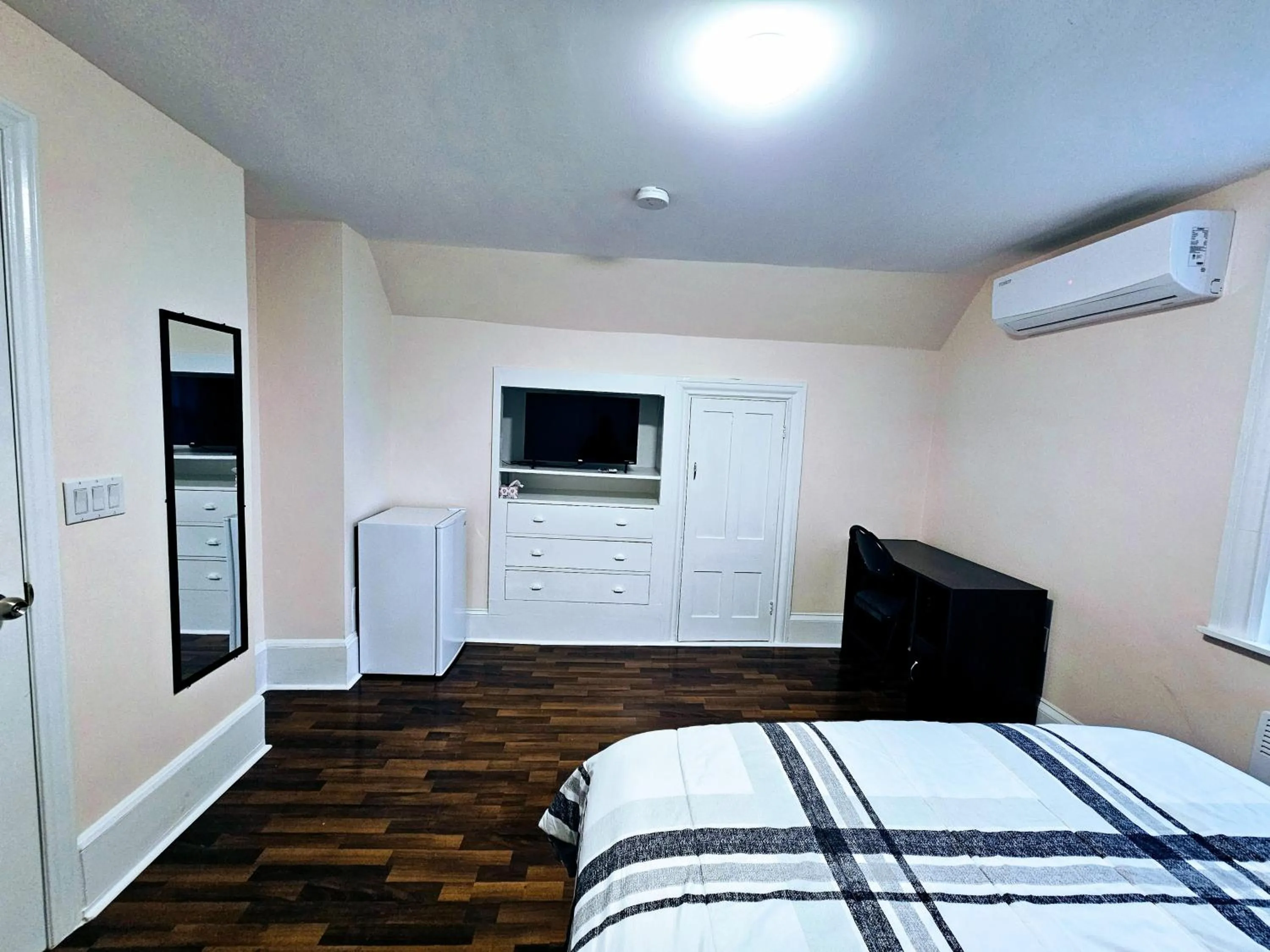 Bedroom, Bed in Sunflower Guest Suites