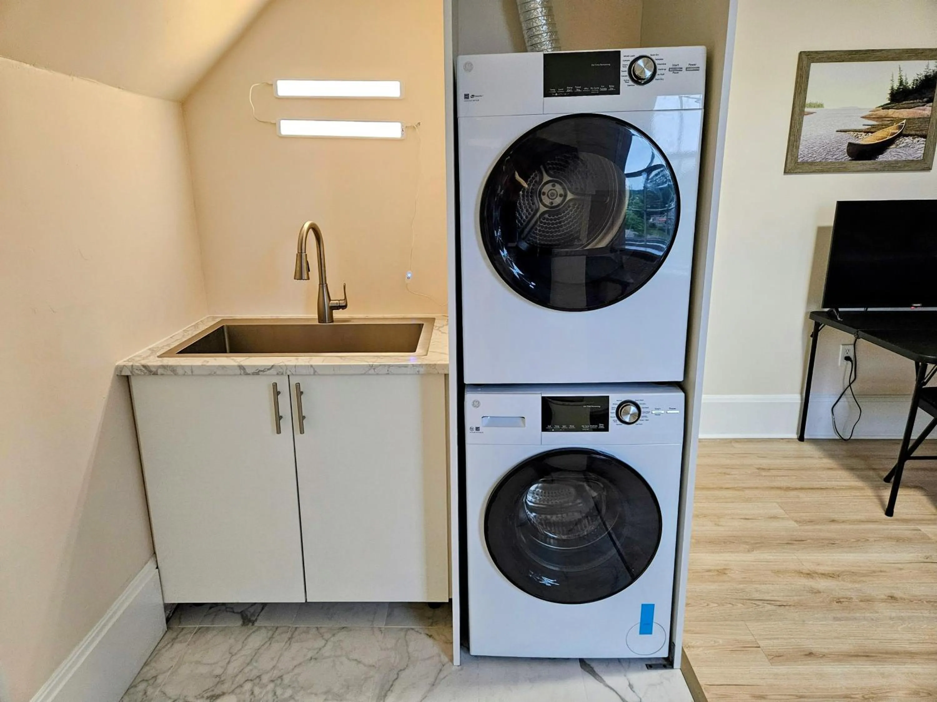 washing machine in Sunflower Guest Suites