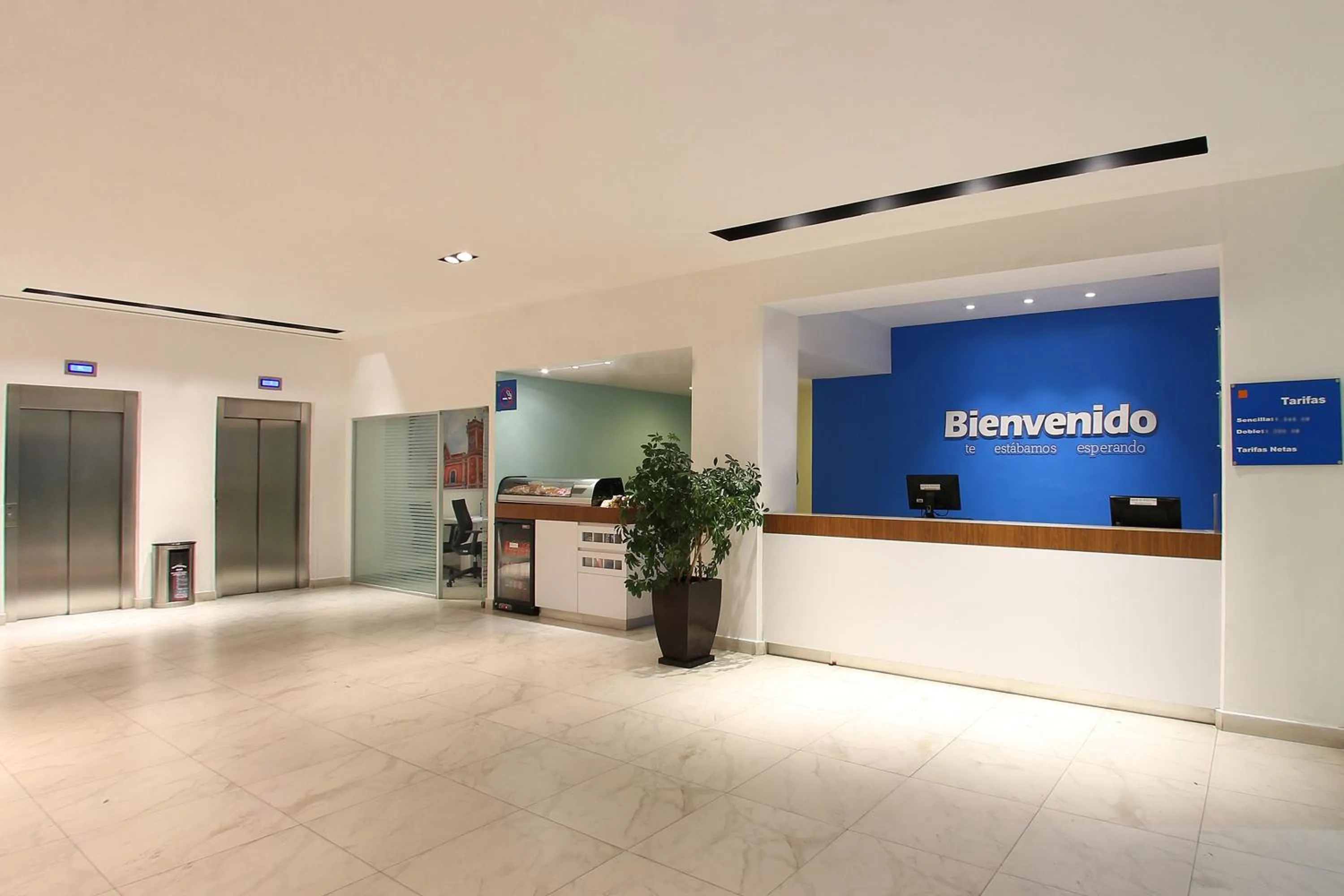 Lobby or reception in One Queretaro Plaza Galerias