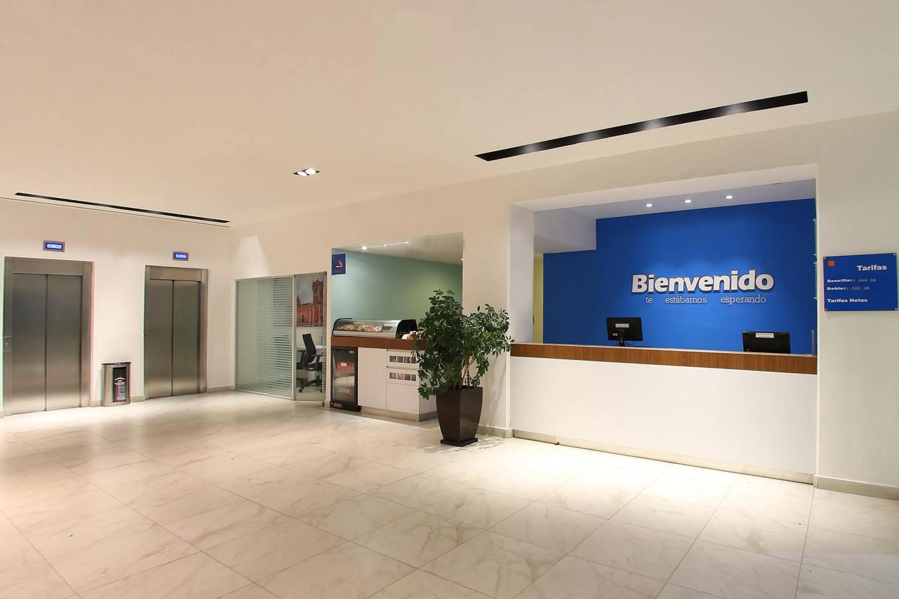 Photo of the whole room in One Queretaro Plaza Galerias