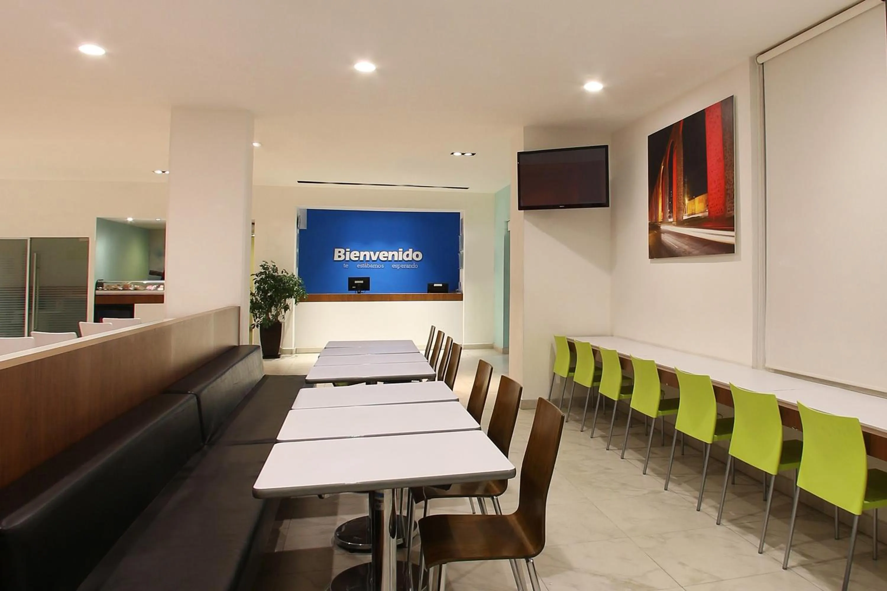 Business facilities in One Queretaro Plaza Galerias