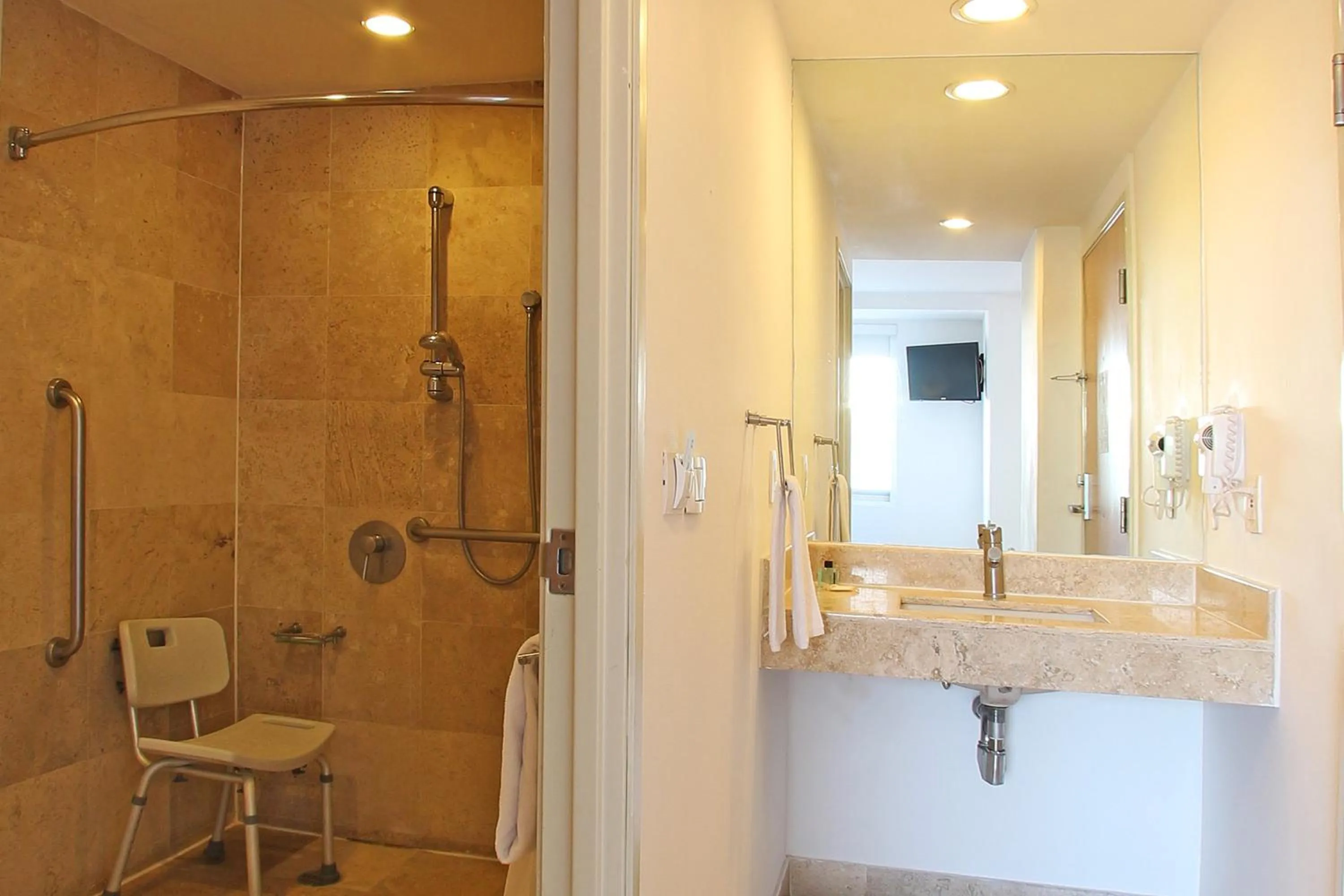 Bathroom in One Salina Cruz