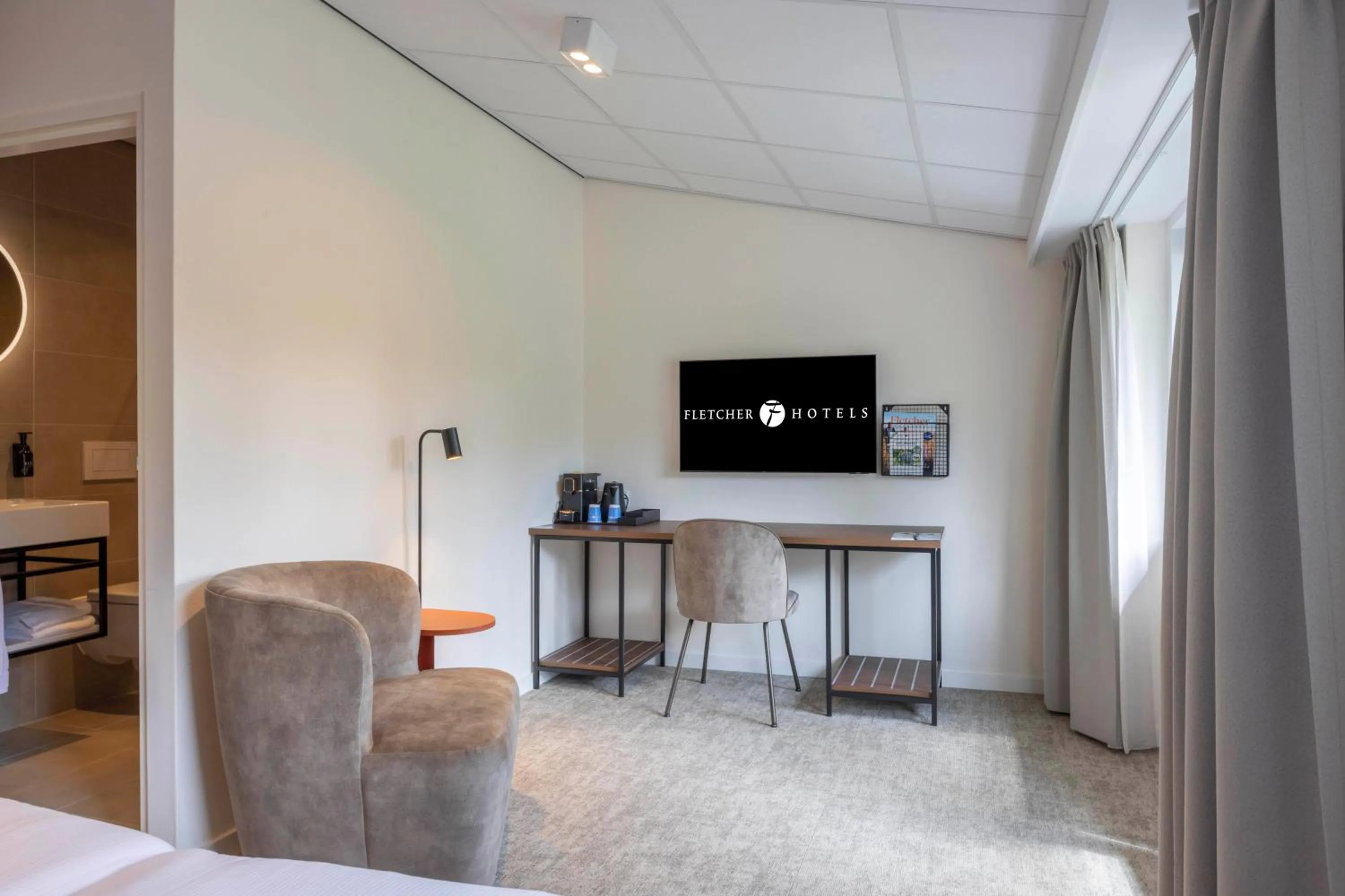 Seating area, Bed in Fletcher Hotel Restaurant Victoria-Hoenderloo