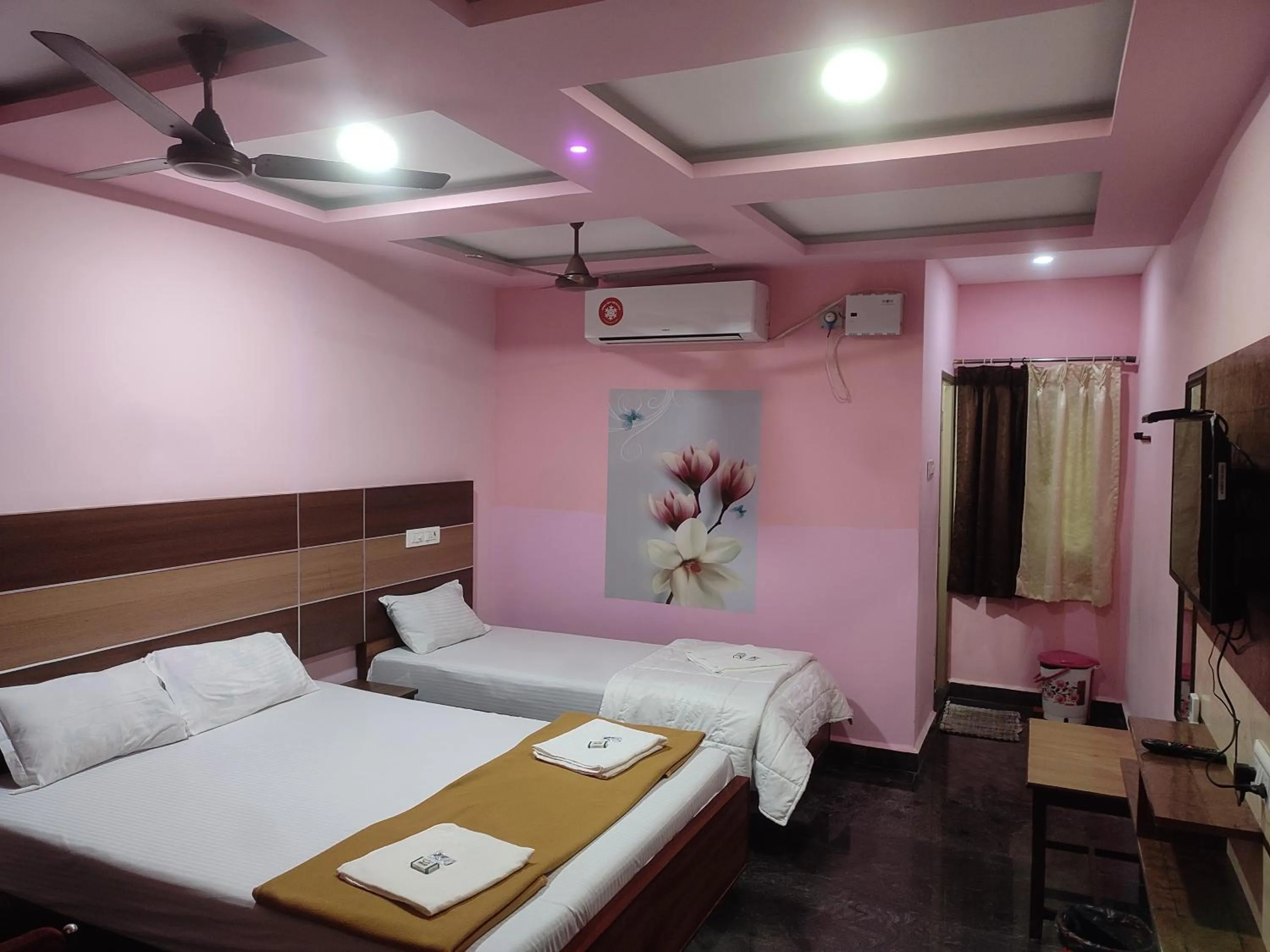 Bed in Sri Murugan Beach Paradise Hotel