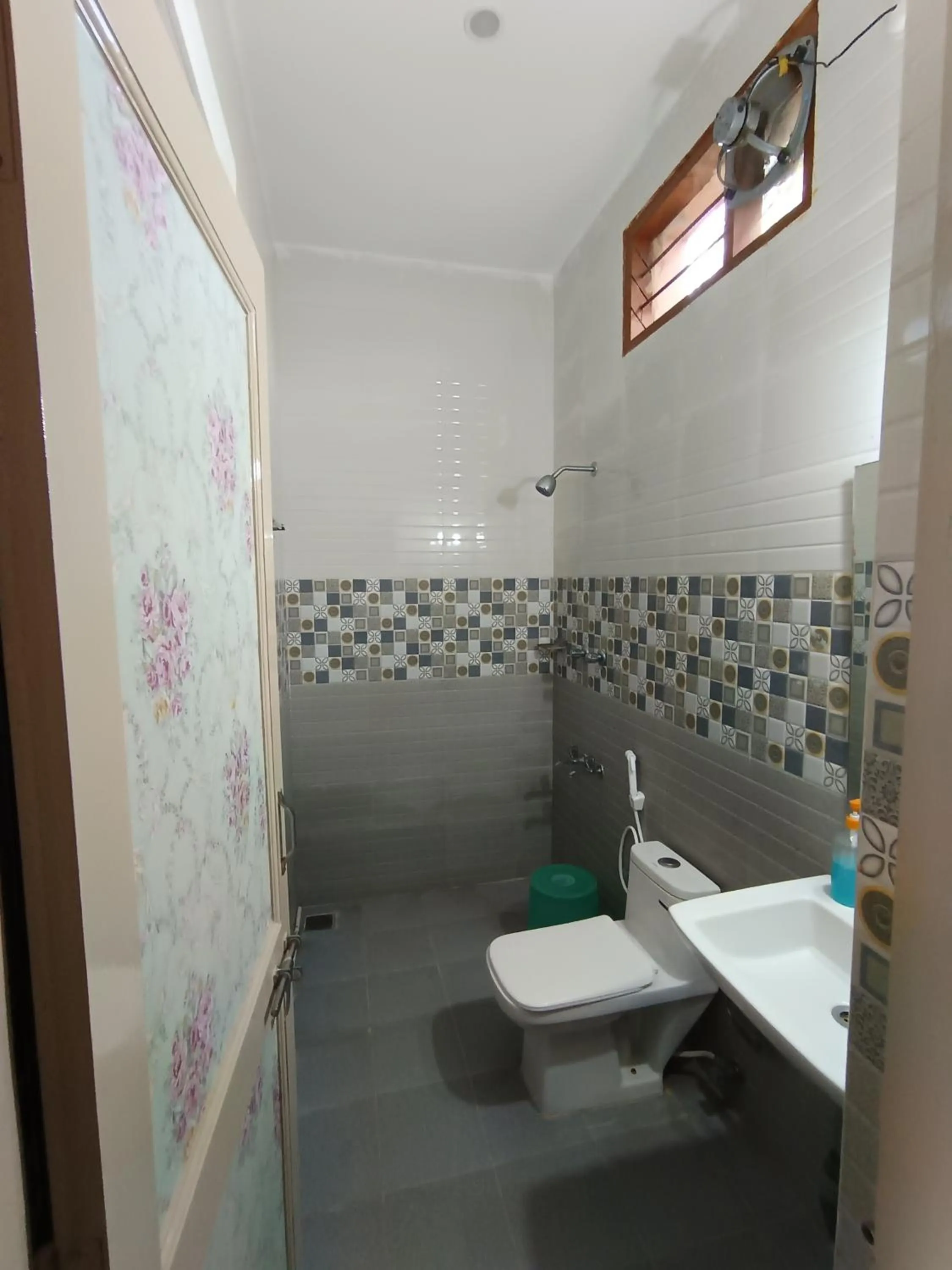 Shower in Sri Murugan Beach Paradise Hotel