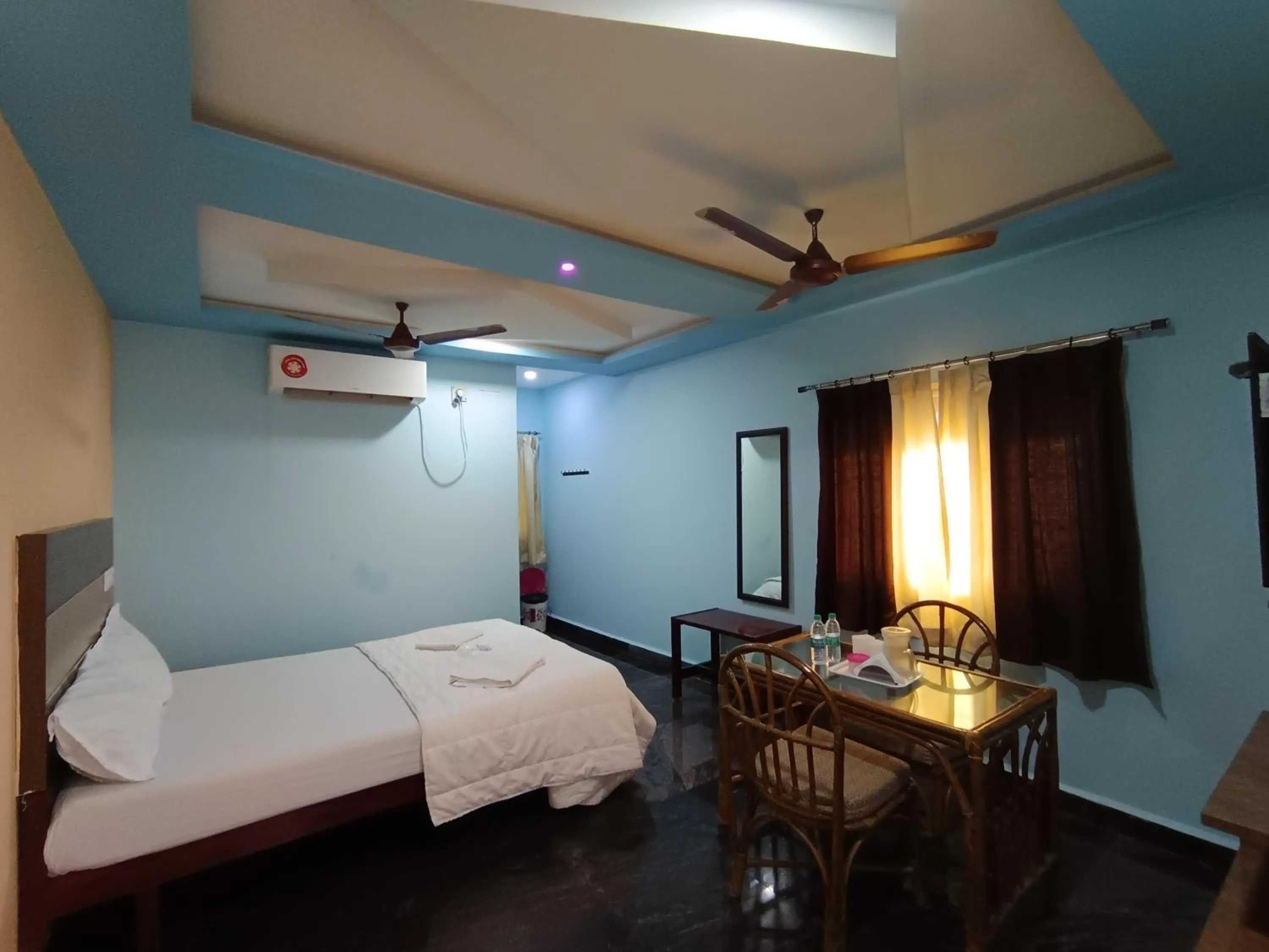 Bed in Sri Murugan Beach Paradise Hotel