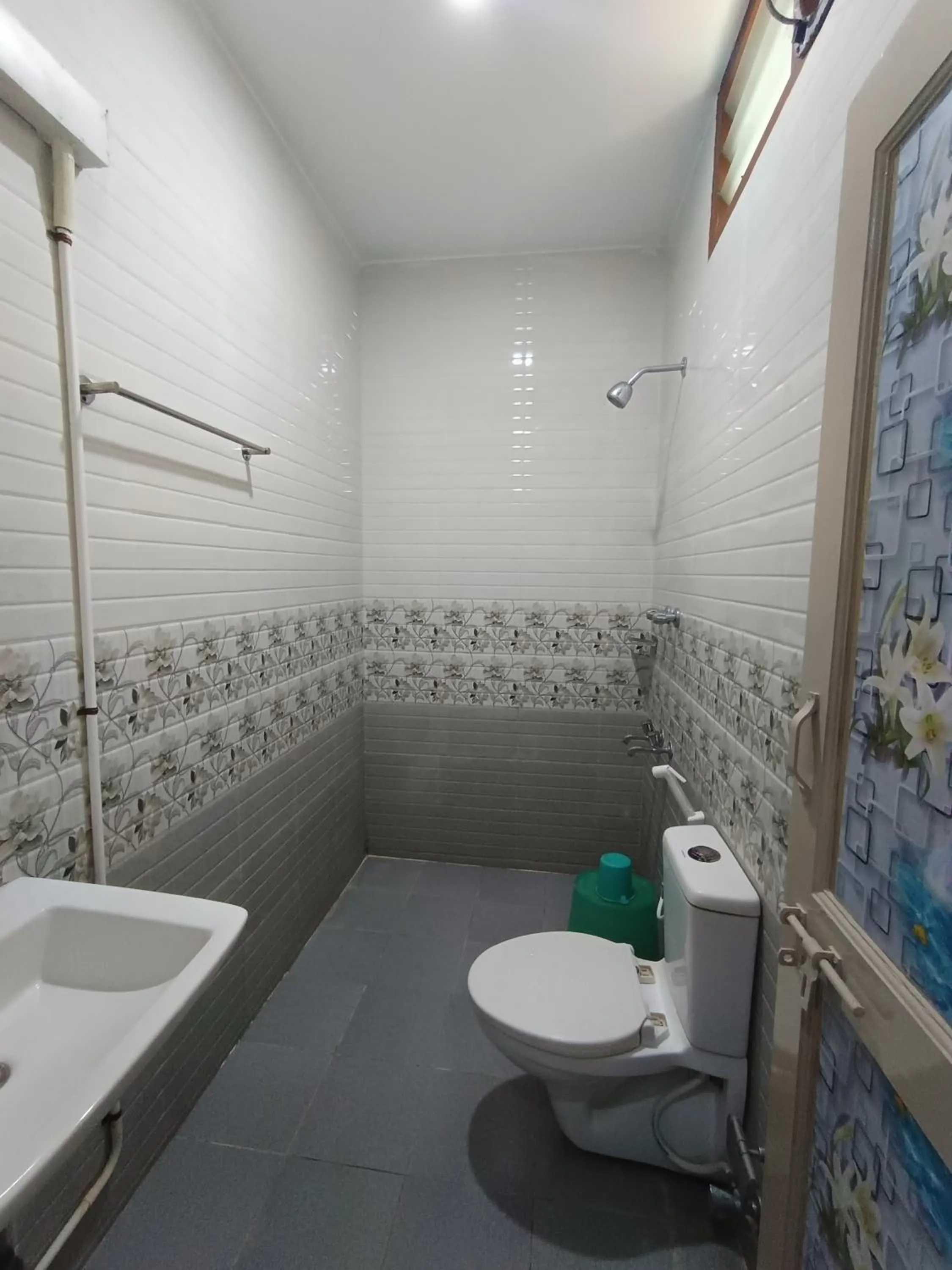 Shower in Sri Murugan Beach Paradise Hotel