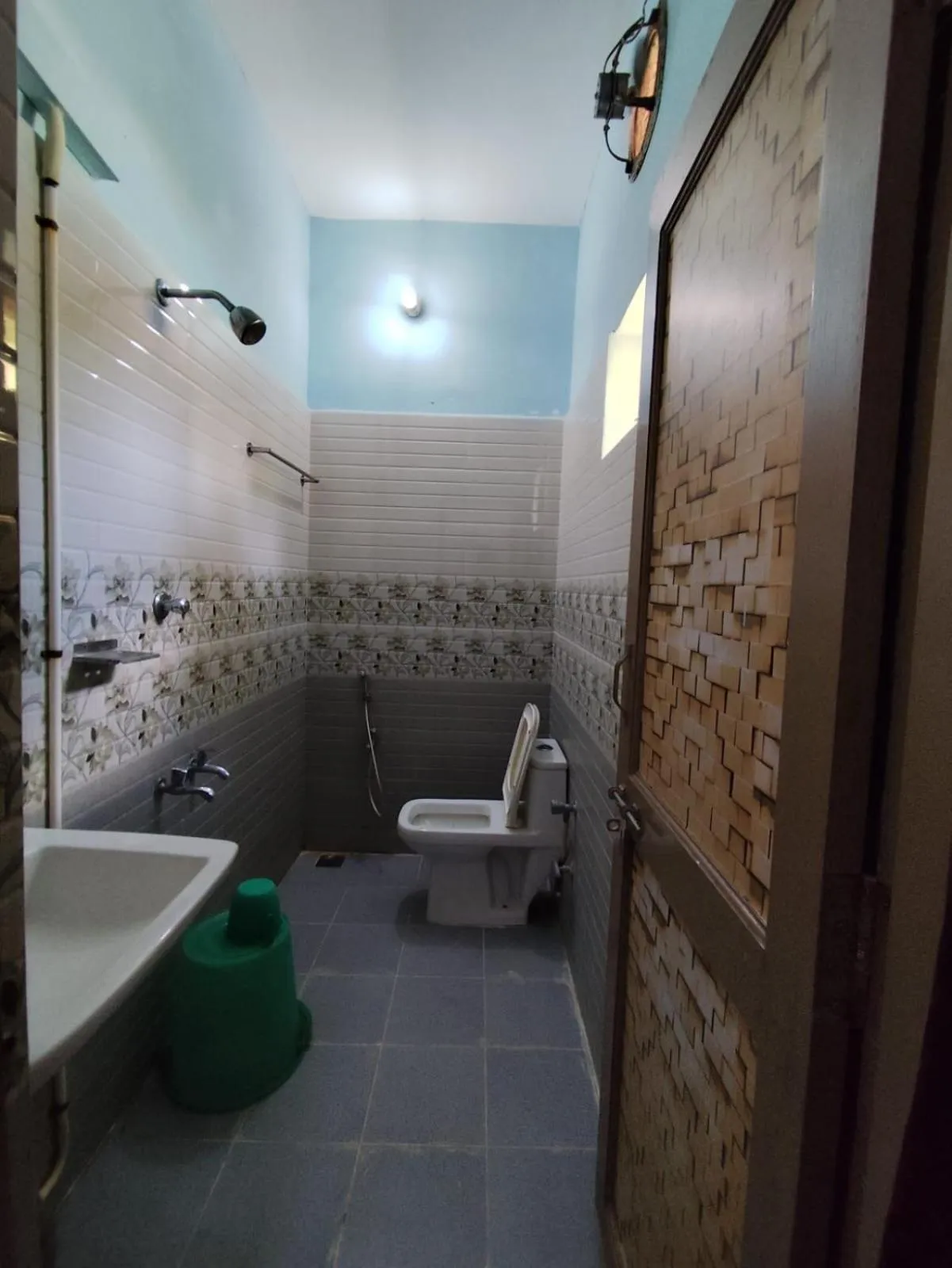 Shower in Sri Murugan Beach Paradise Hotel