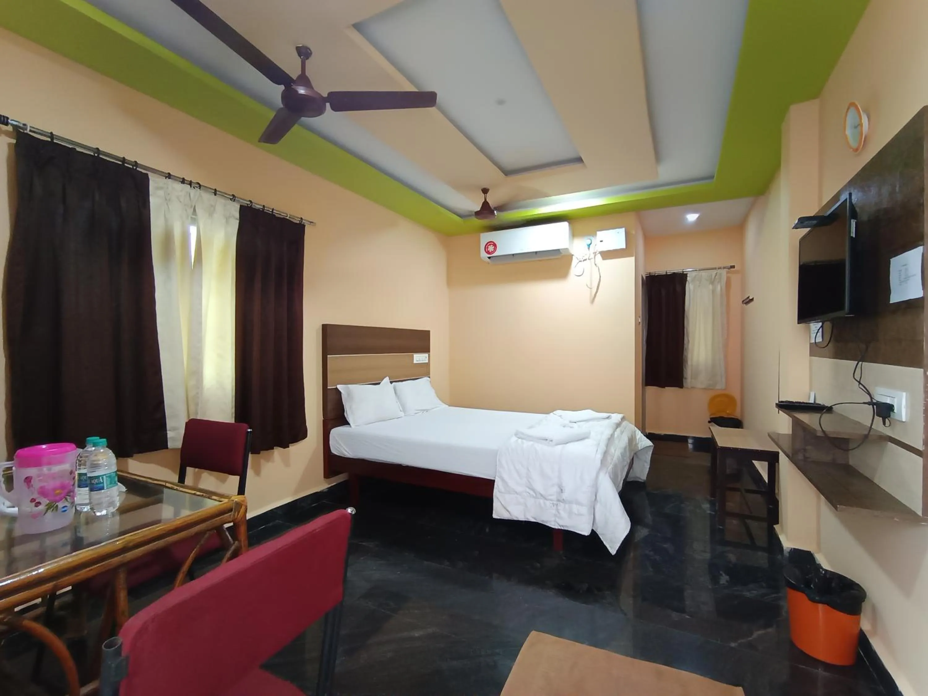 Bed in Sri Murugan Beach Paradise Hotel