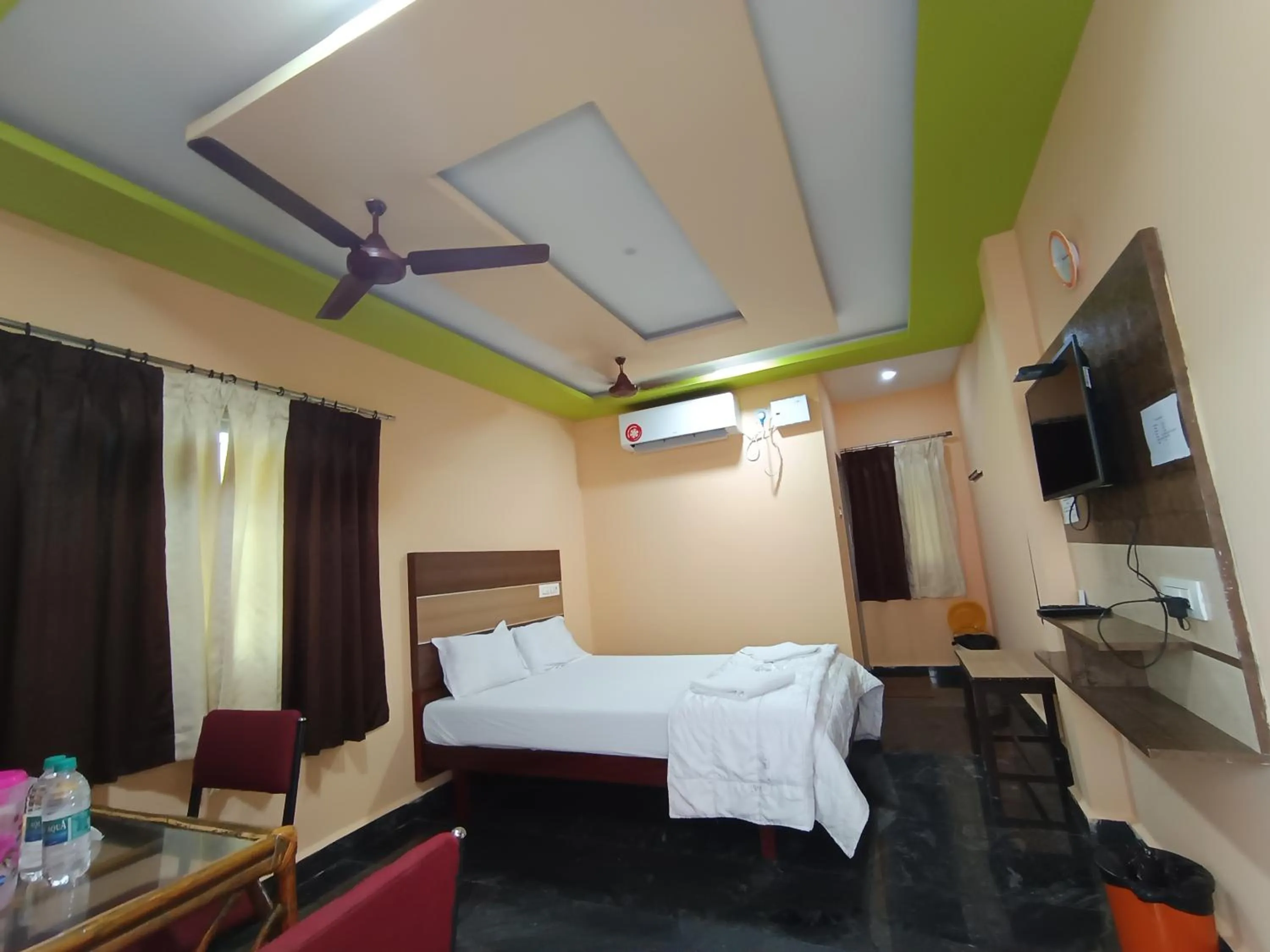 TV and multimedia, Bed in Sri Murugan Beach Paradise Hotel